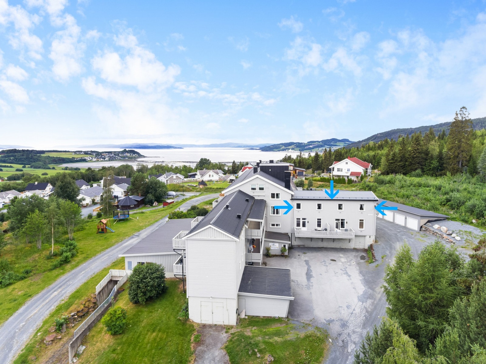 Leiligheten ligger i toppetasjen uten naboer vegg i vegg på sidene. Galleribilde
