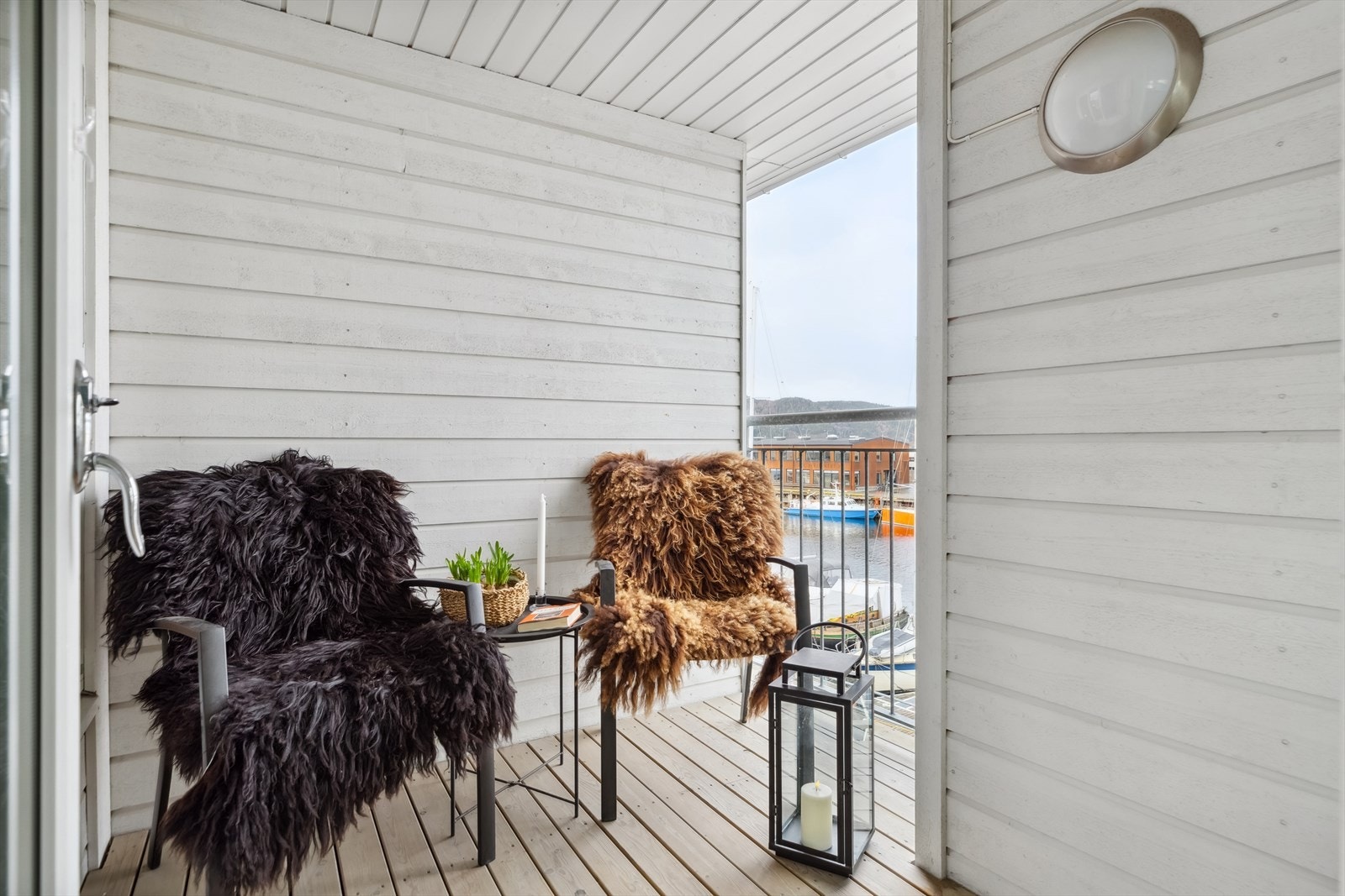 Fra stuen er det utgang til en flott balkong. Galleribilde
