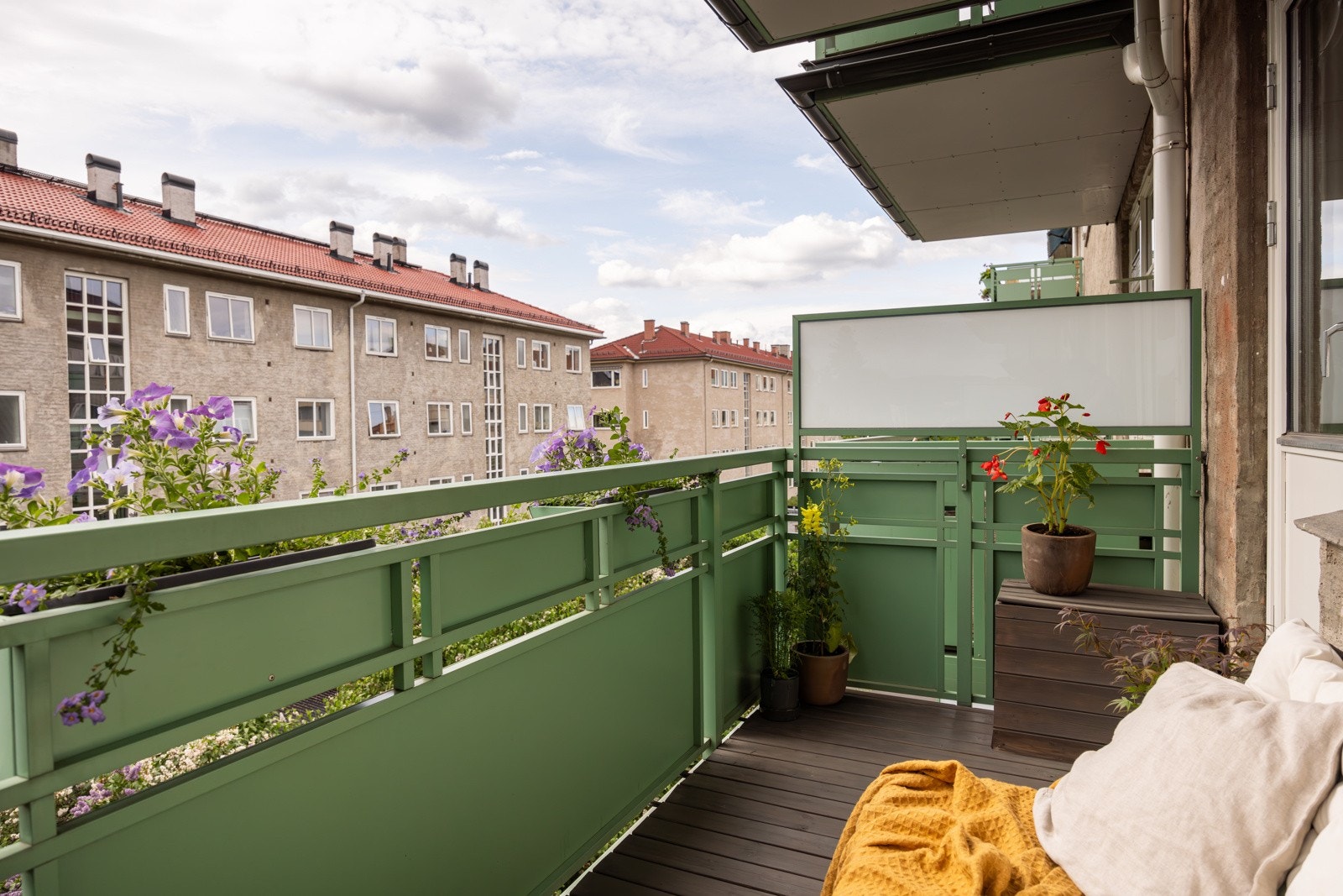 Gulv belagt med terrassebord som nylig er beiset. Galleribilde
