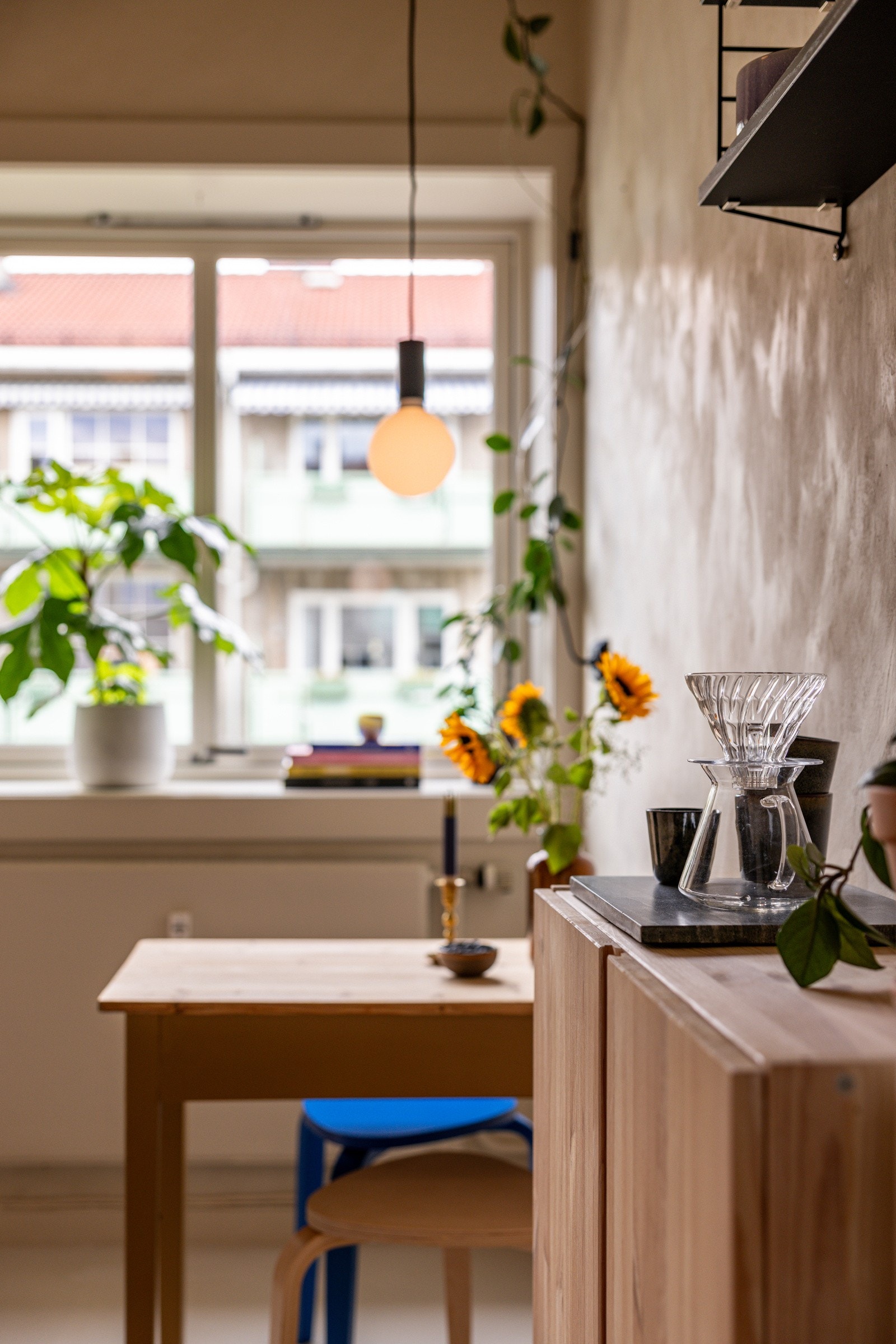 Fin plass til et hyggelig spisebord ved vinduet. Galleribilde