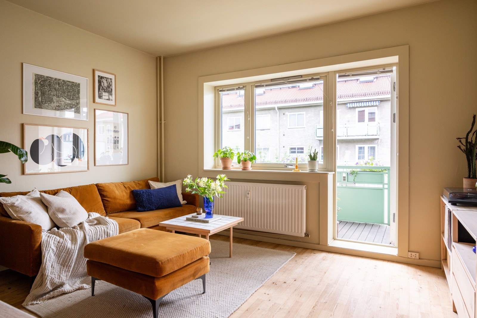 Utgangen til den vestvendte balkongen skaper gode luftemuligheter. Galleribilde