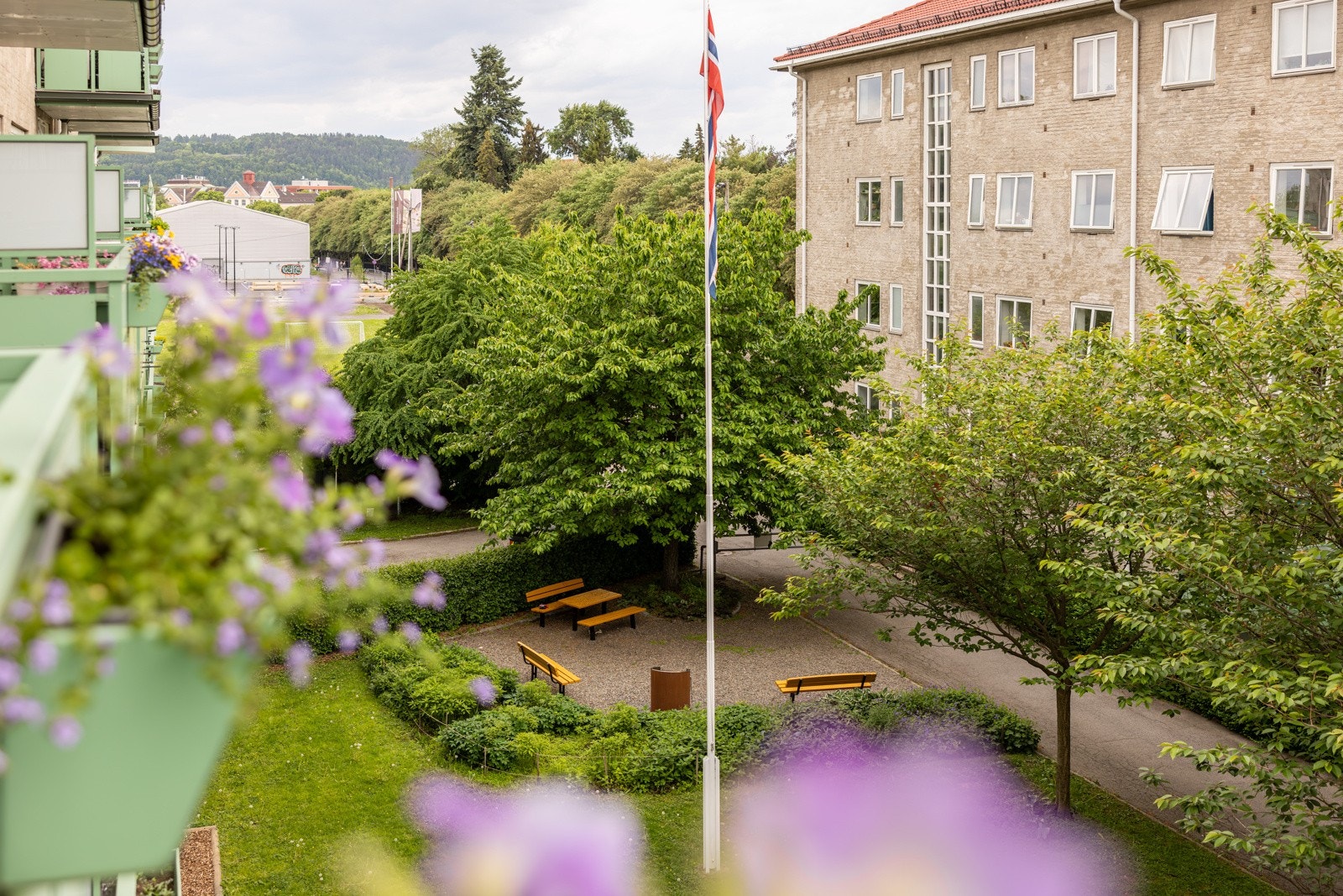 Her kan du nyte ettermiddagen og kvelden med sol fra ca. kl. 13:30 - ca 20:00 på sommerstid. Galleribilde