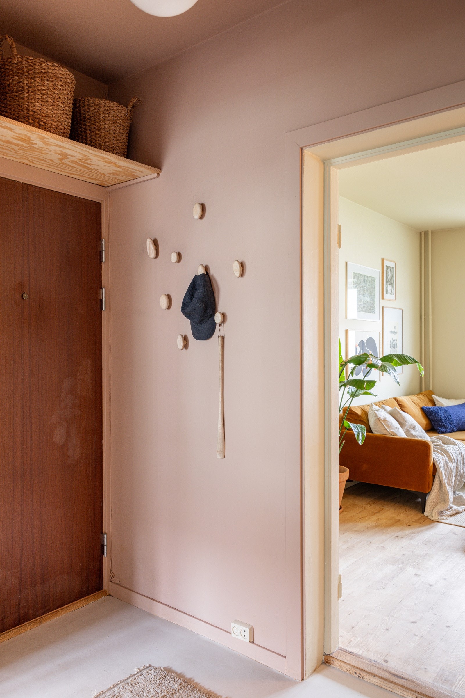 Flere oppbevaringsmuligheter med skoskap, knagger og hyller. Galleribilde