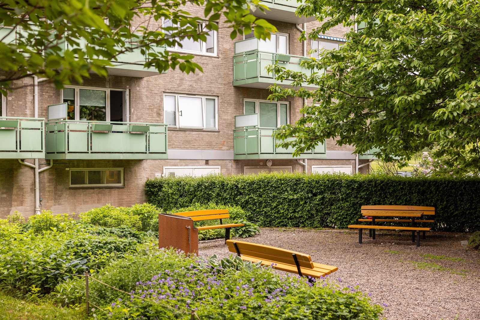 Sitteplasser og grill til bruk for beboerne. Galleribilde