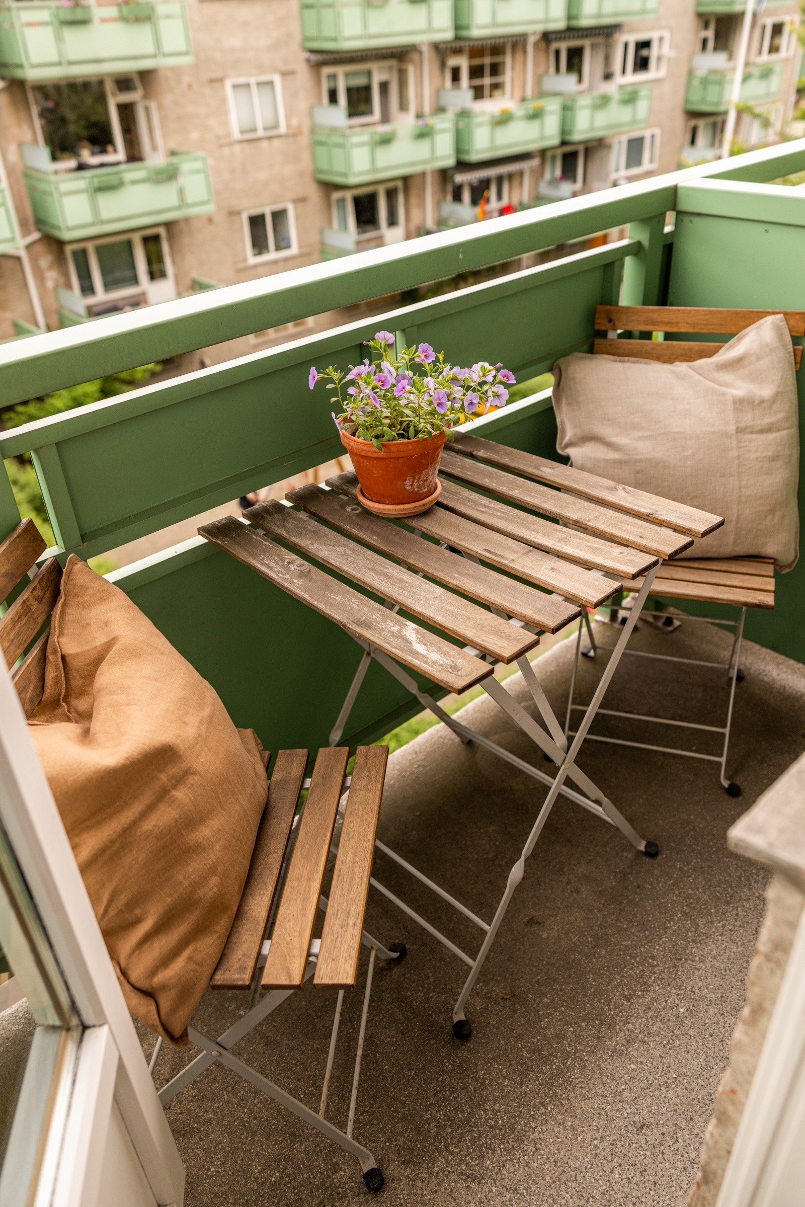 Her kan du nyte en hyggelig frokost eller lunsj med sol fra tidlig morgen til ca. kl. 12:30 på sommerstid. Galleribilde