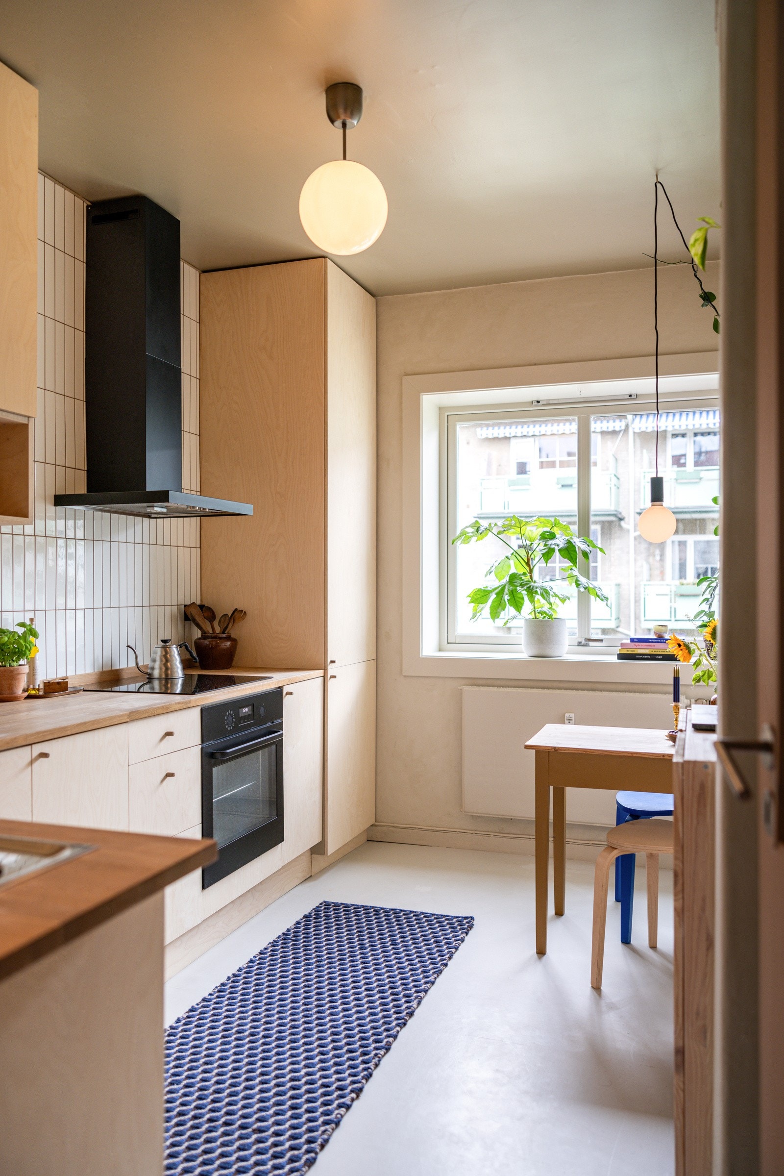 Kjøkkeninnredningen er rehabilitert med nye fronter, heltre benkeplate og hvitevarer i 2021/2022. Galleribilde