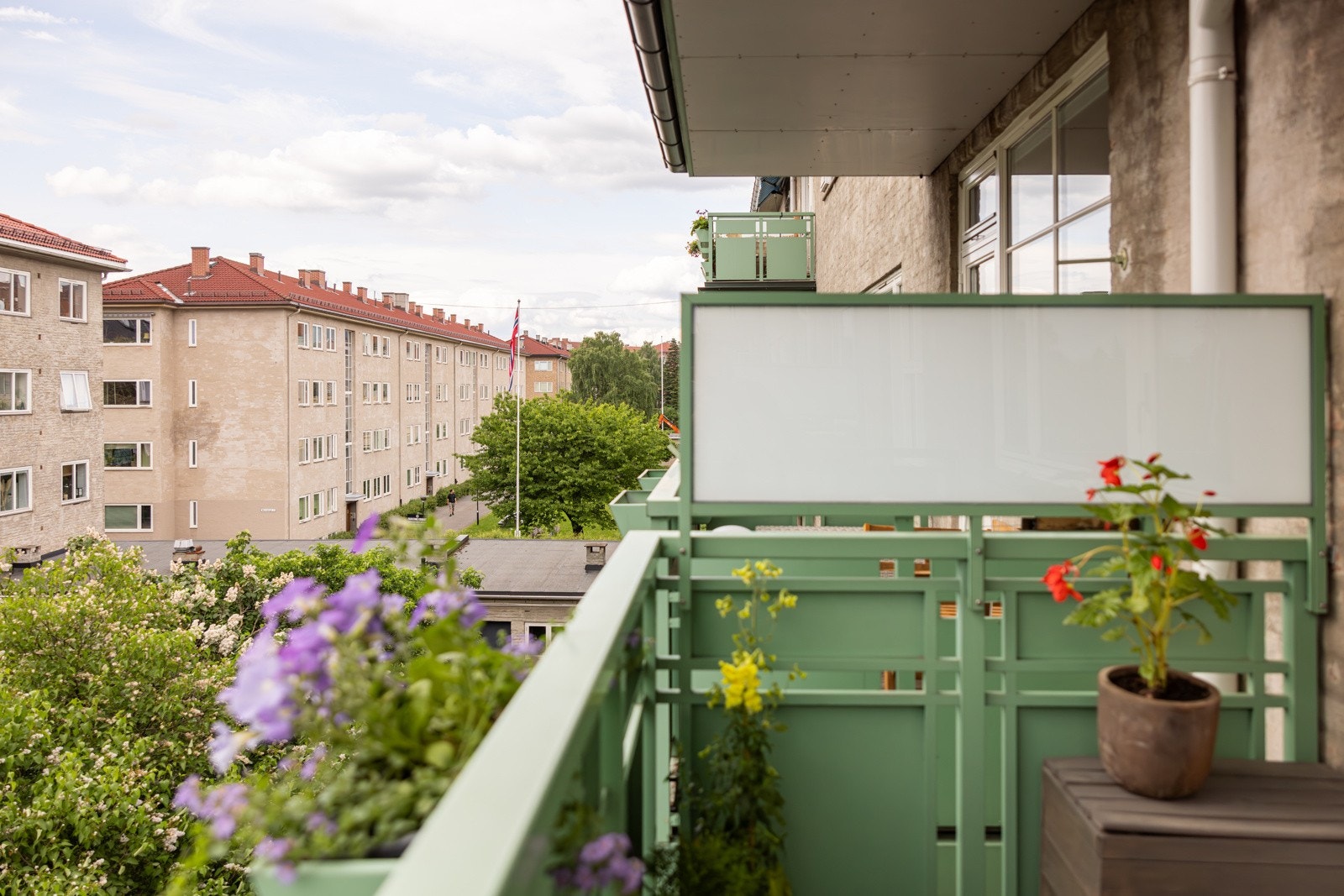 Hyggelig utsyn over rolige og frodige fellesarealer for borettslaget. Galleribilde