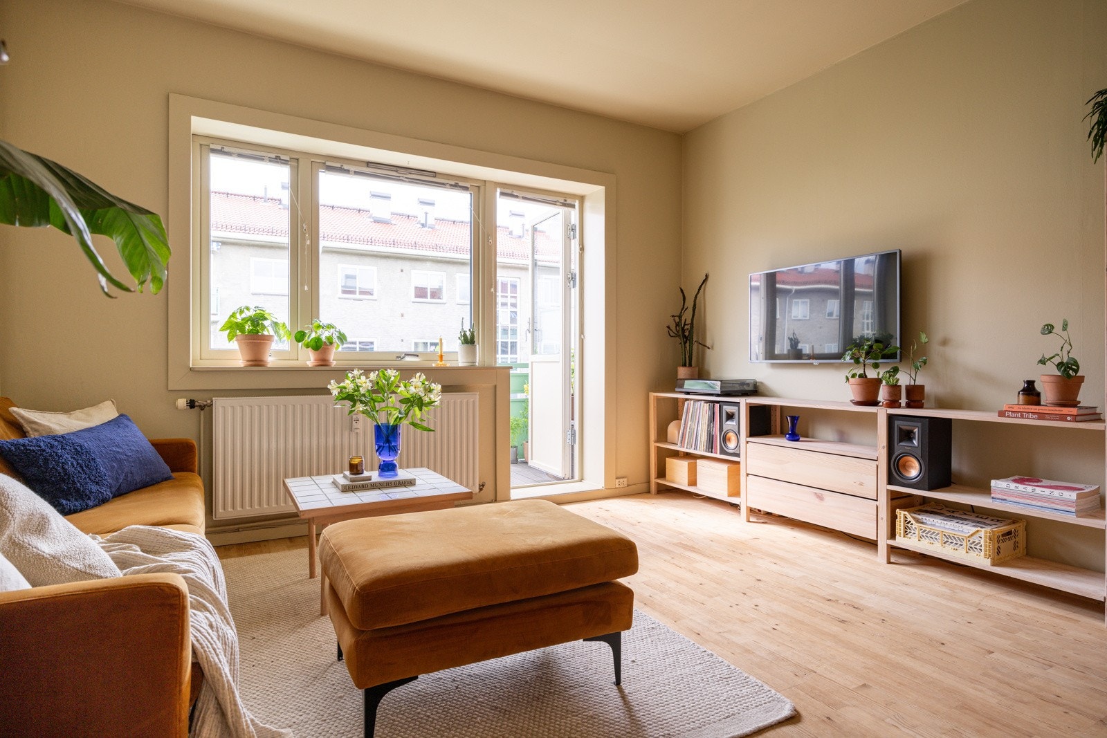 Innbydende og lys stue med gode møbleringsmuligheter for sofagruppe, TV-seksjon, spiseplass og annet ønskelig møblement. Galleribilde