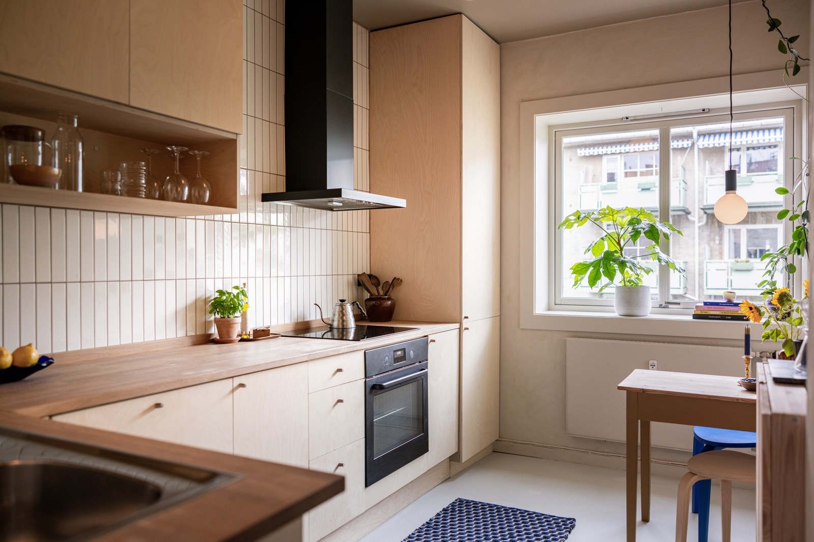Separat kjøkken med moderne og flott kjøkkeninnredning. Galleribilde