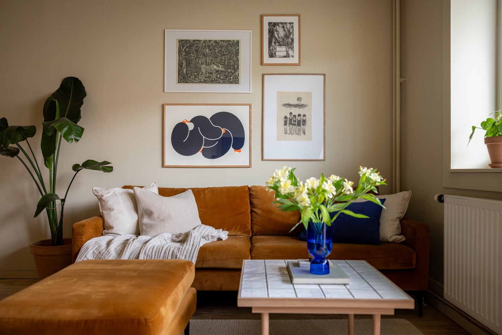 Hele leiligheten er malt i flotte og tidsriktige farger på både vegger og tak. Galleribilde