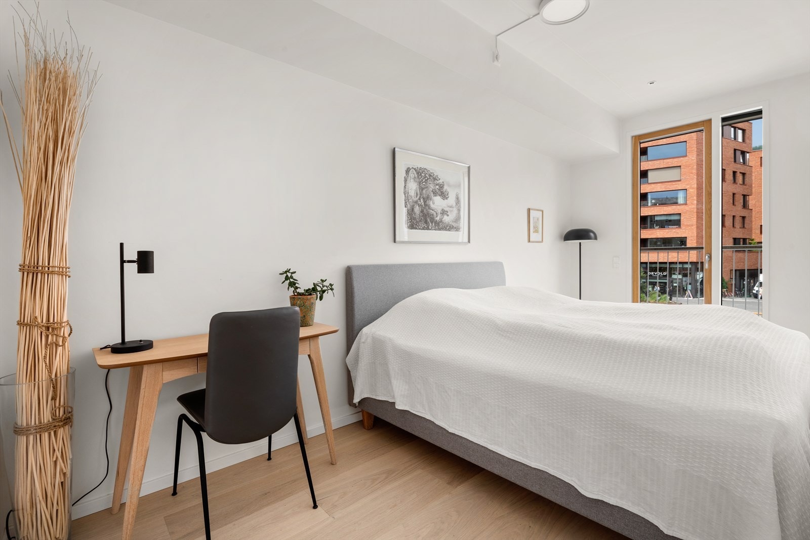 Romslig soverom med god plass til stor dobbeltseng, nattbord m.m. Galleribilde