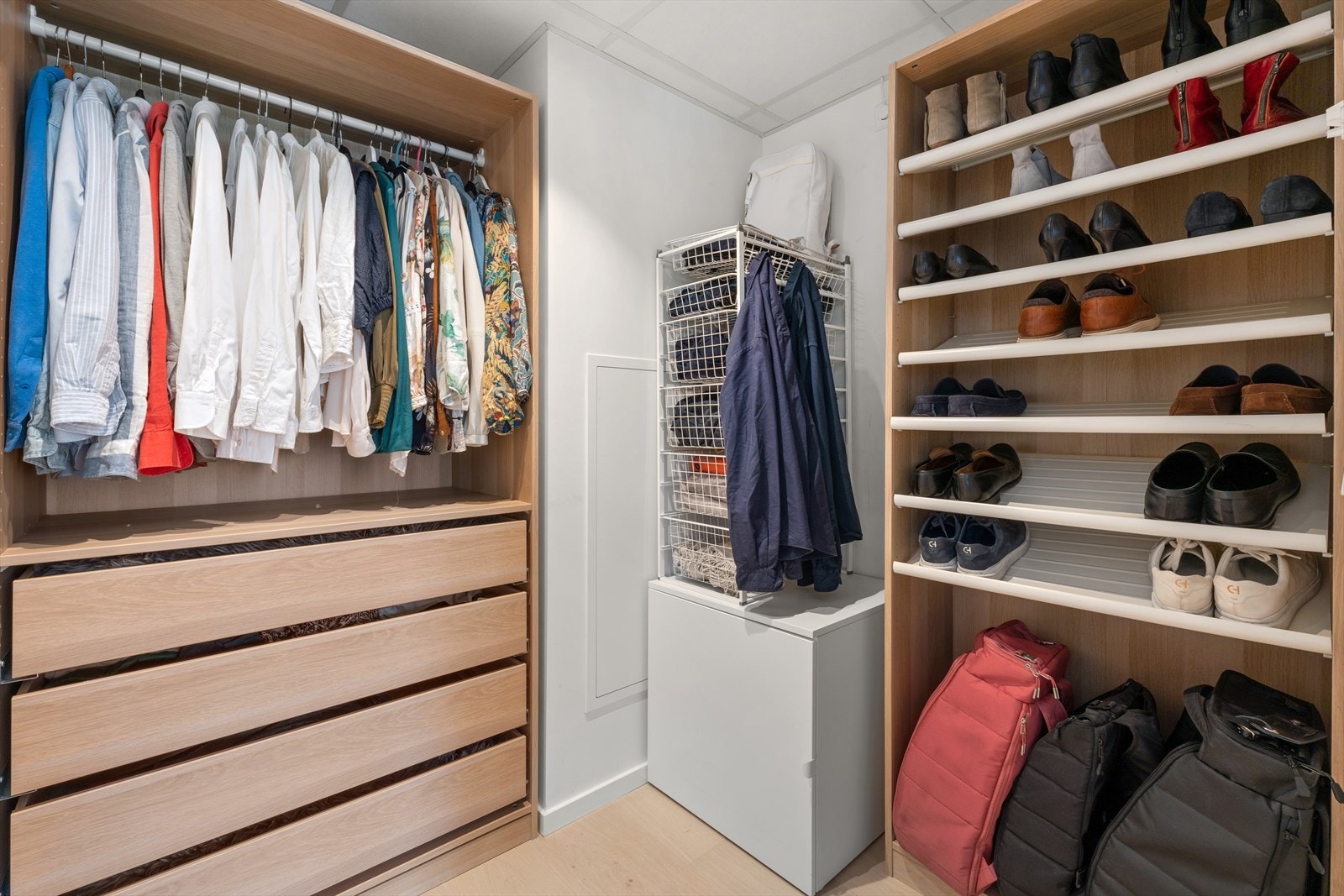 Romslig walk-in-closet med medfølgende garderobeskap Galleribilde