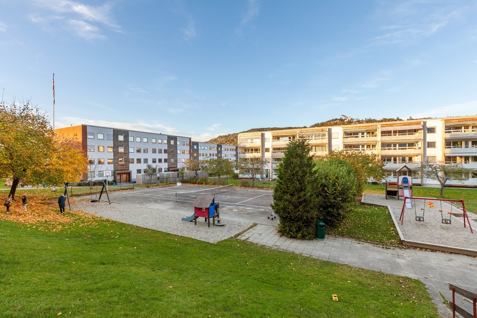 Det er tennisbane på fellesområdet, som omgjøres til skøytebane på vinteren. Galleribilde