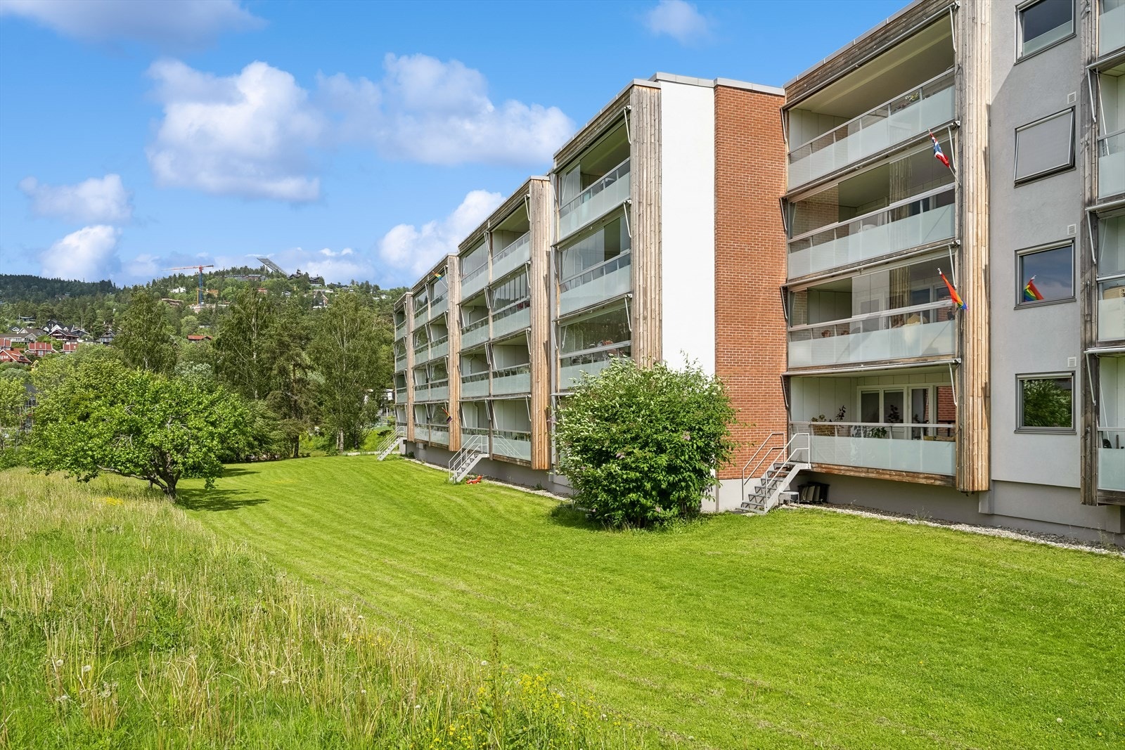 Eiendommen står på en pent opparbeidet tomt som preges av grøntarealer og asfalterte gangveier. Jarbakken borettslag er attraktivt med sin rolige og barnevennlige beliggenhet. Galleribilde