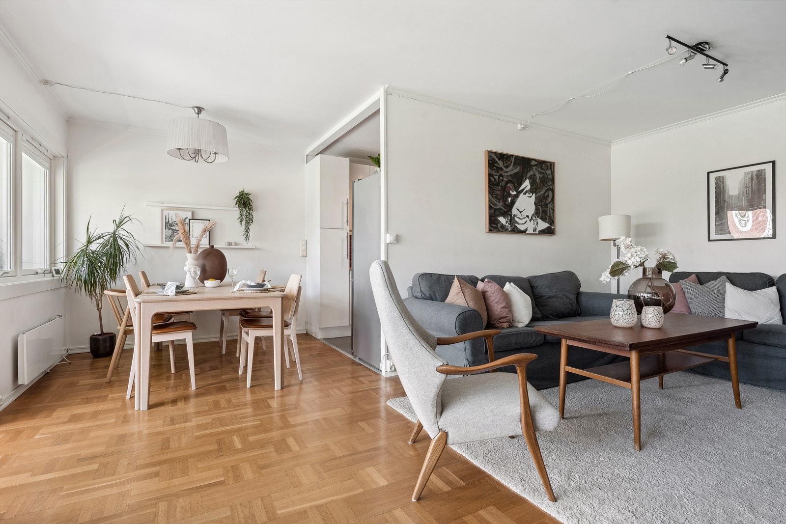 I stuen er det plass til en sittegruppe med tilhørende møblement, samt en spisegruppe i tilknytning til kjøkkenet. Galleribilde