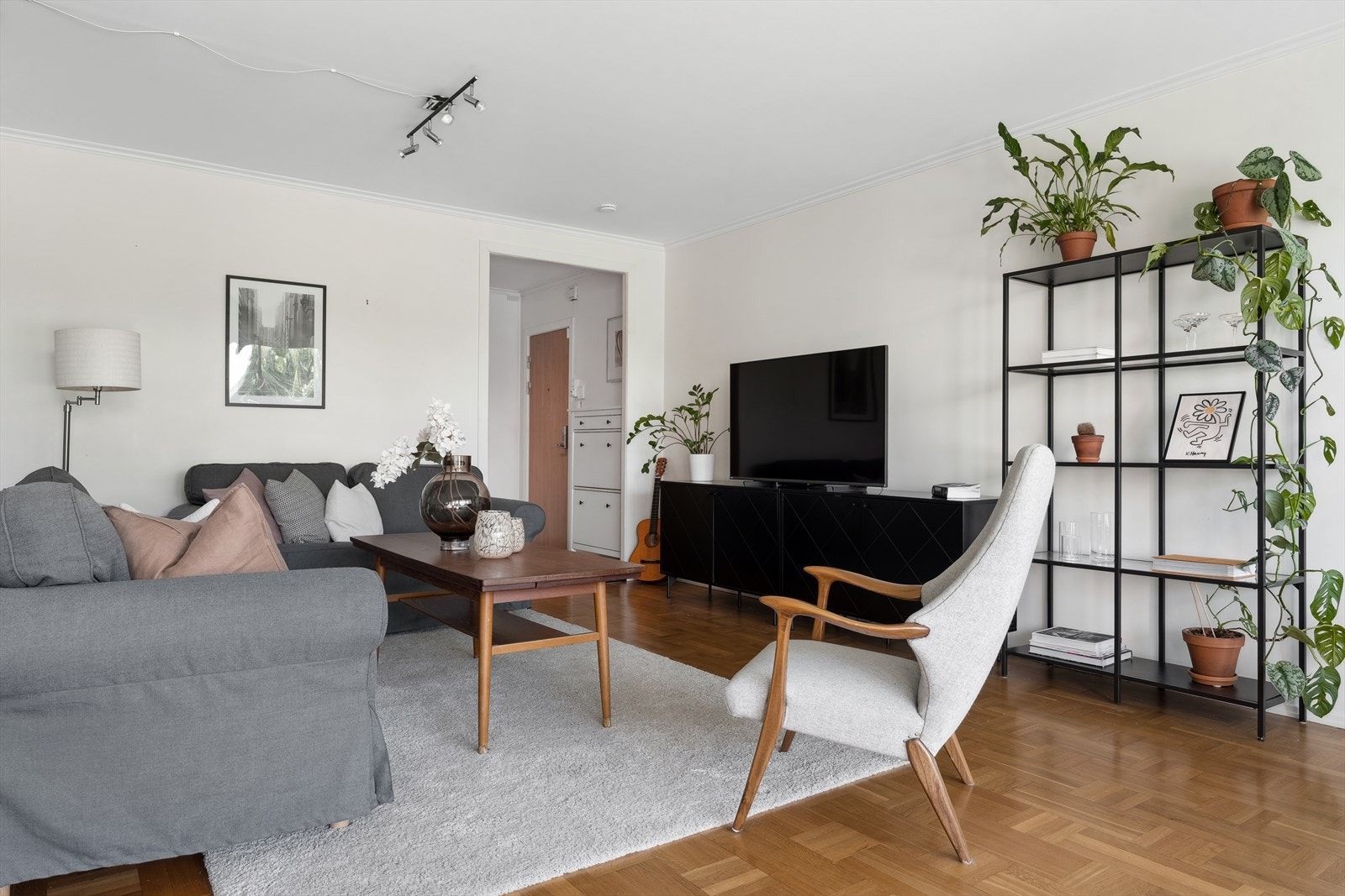 Her er det god plass til en hyggelig sofagruppe med tilhørende møblement. Galleribilde