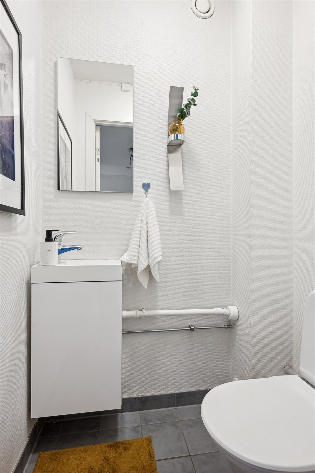 Praktisk og separat toalettrom Galleribilde