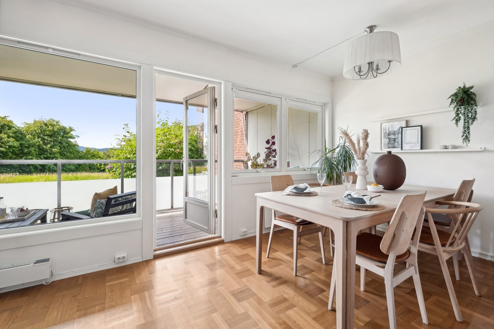 Fra stuen er det utgang til en vestvendt balkong med gode solforhold og utgang til felles hage. Galleribilde