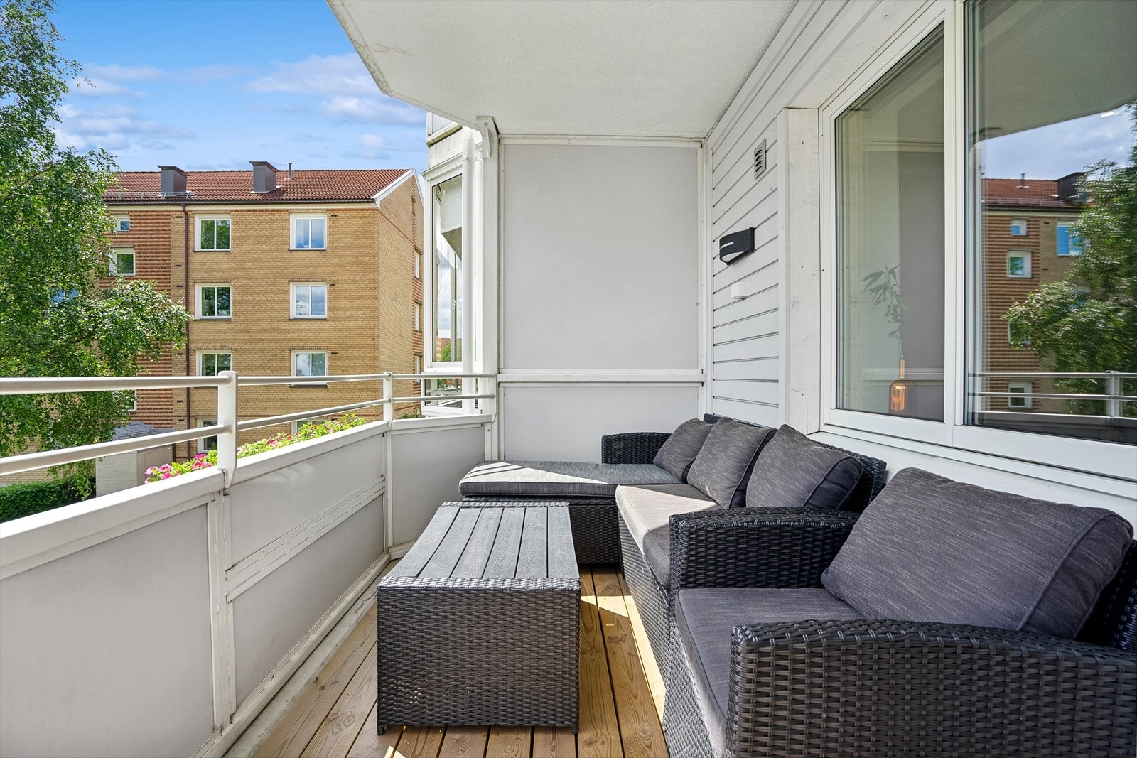 Her er det god plass til en sittegruppe, perfekt for å slappe av i solen og nyte et deilig grillmåltid (elektrisk-/gassgrill er tillatt). Galleribilde