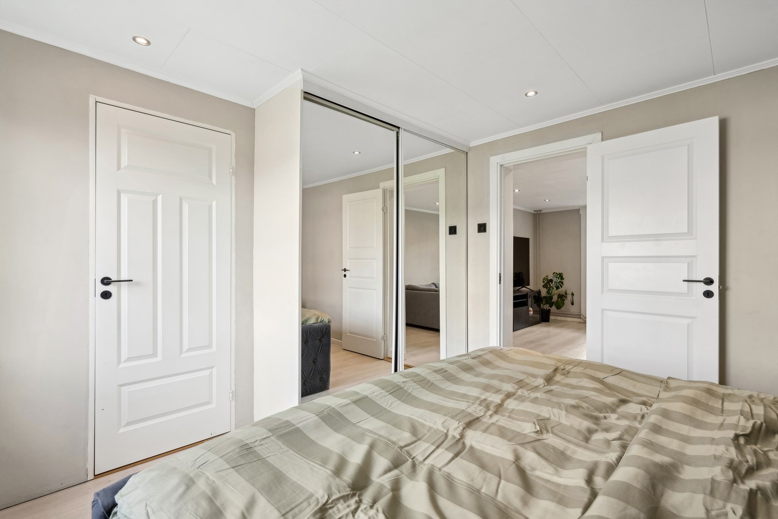 Rommet har god plass til dobbeltseng og tilhørende møblement. Det har også en plassbygd skyvedørsgarderobe med rikelig oppbevaringsplass. Galleribilde