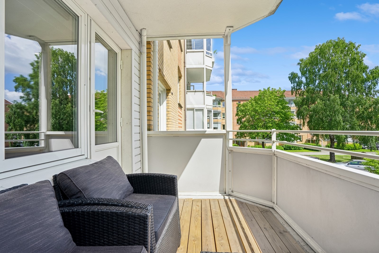 Fra stuen er det utgang til en sydøstvendt balkong på ca. 7m² med stikk og utebelysning. Galleribilde