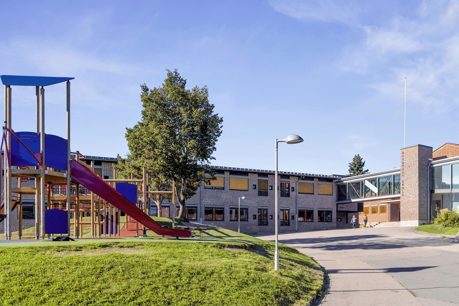 Nordtvet skole - (1. - 7. trinn) ligger ca. 9 min gange fra boligen. Galleribilde