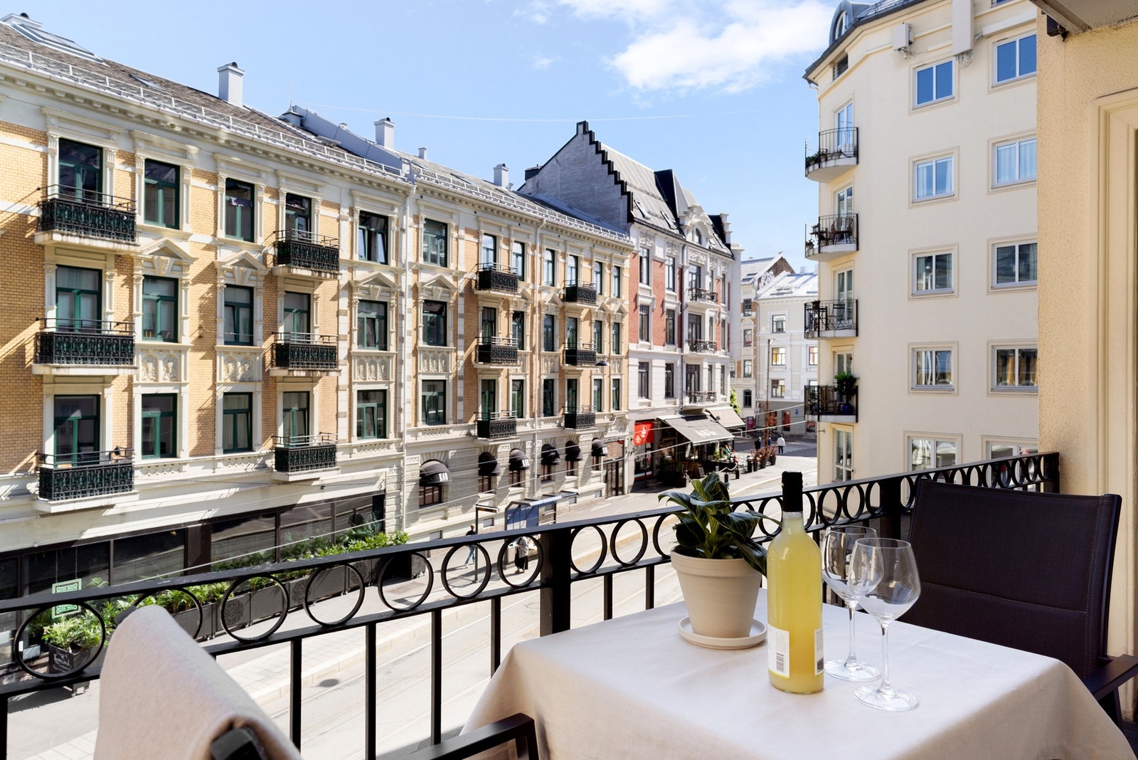 Velkommen til visning i lekker 2-romsleilighet i Frogner Atrium!
Kontakt Eirik K. Sandberg for privatvisning. Galleribilde