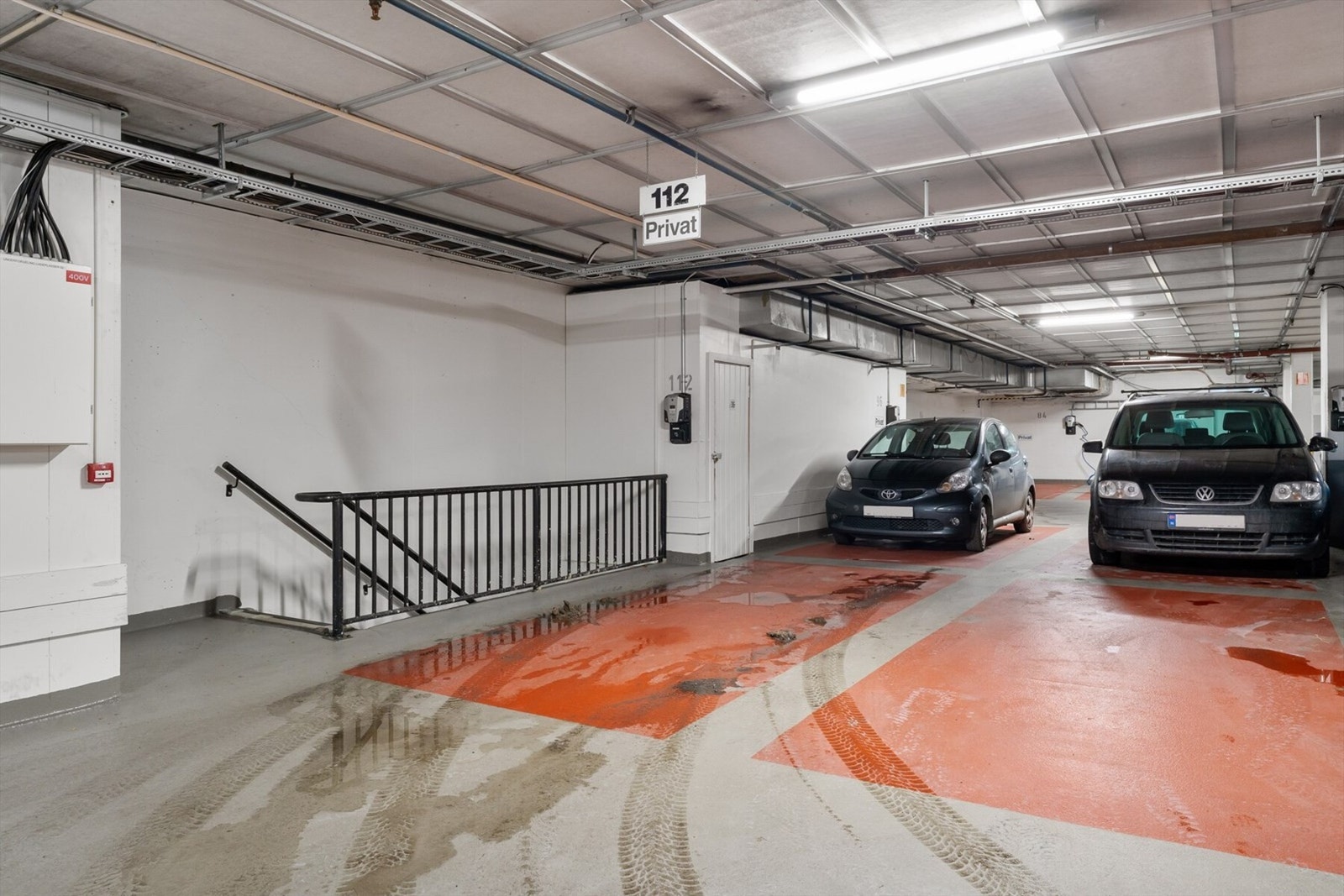 Garasjeanlegg i kjeller der man kan leie parkeringsplass for ca. kr. 2500,- i måneden. Galleribilde