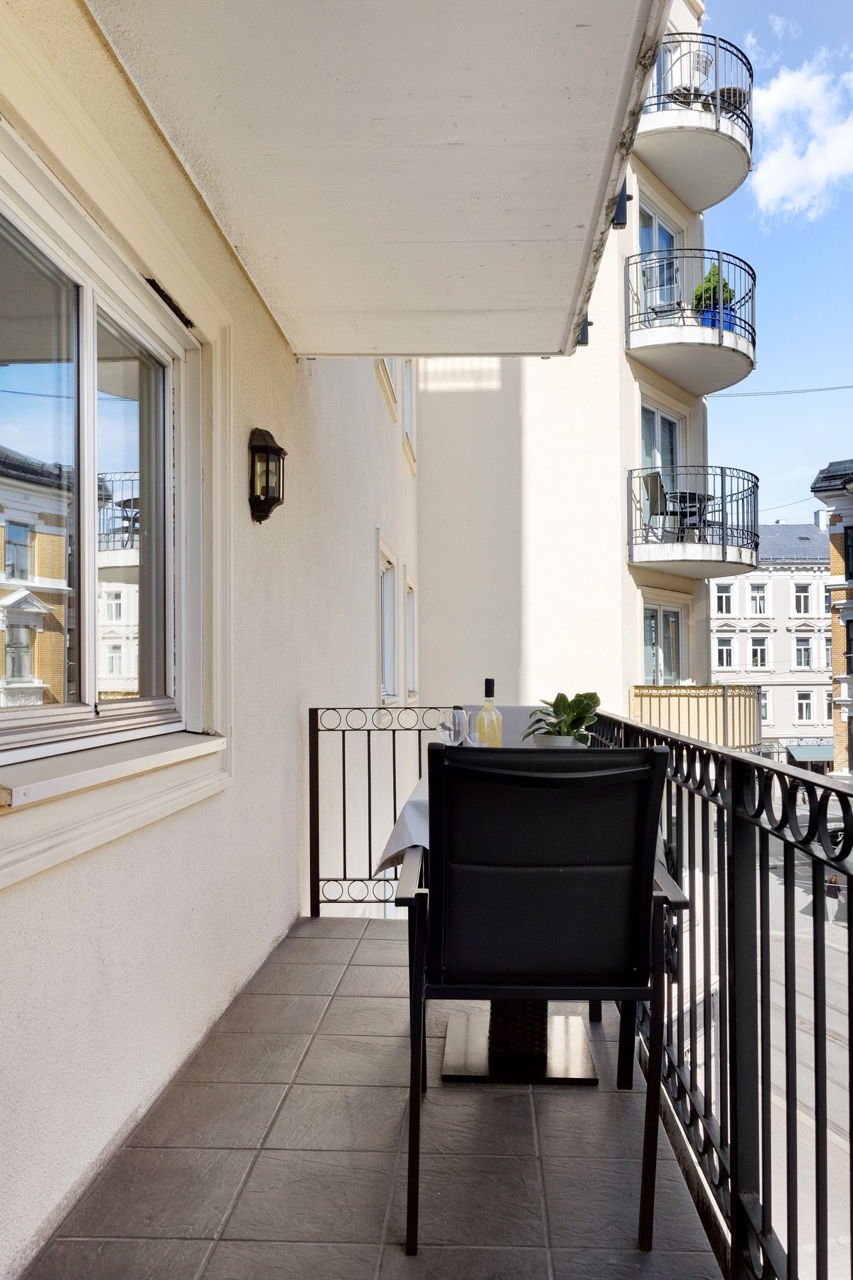 Balkongen byr på god plass til alternativ møblering. Galleribilde