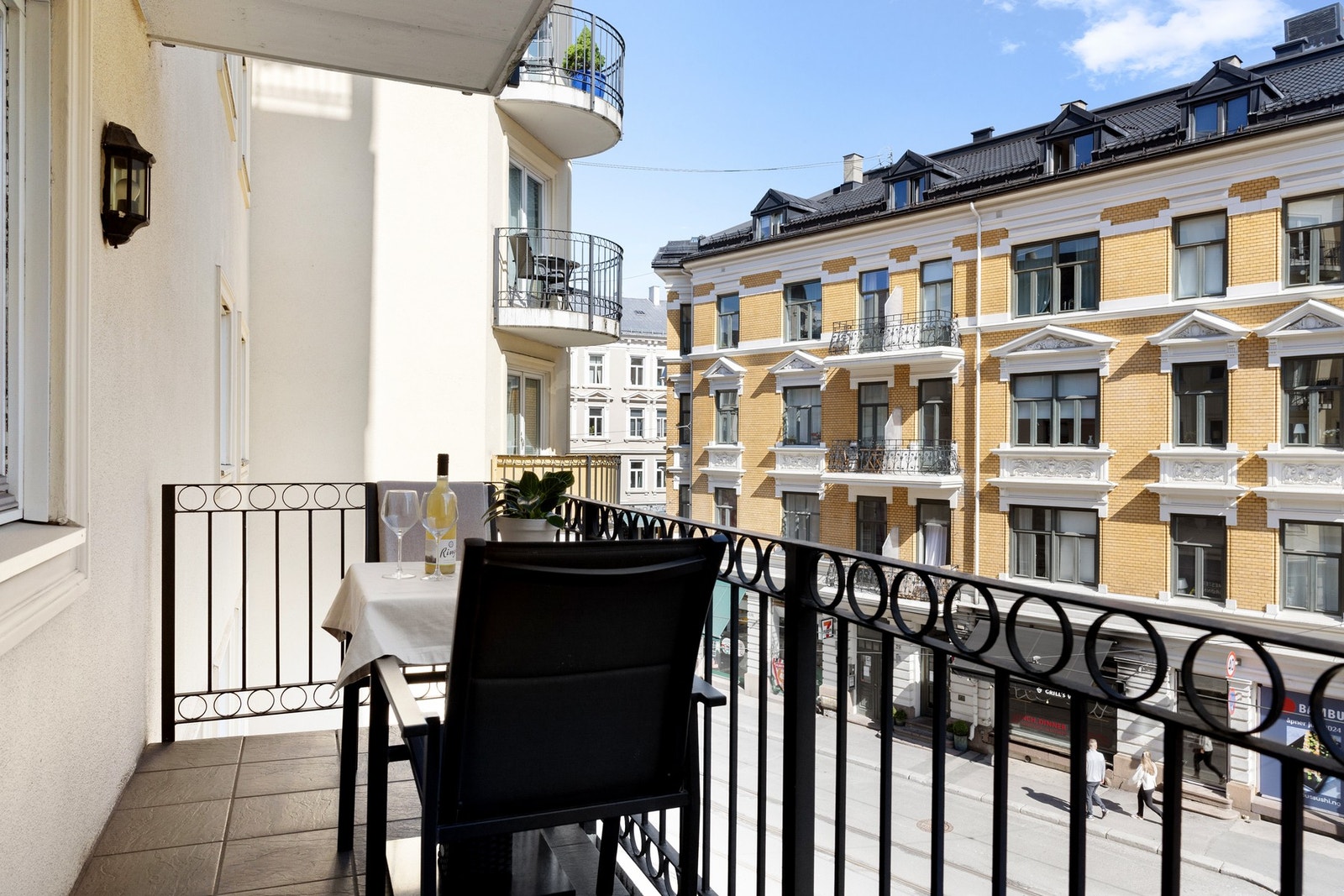 Balkong med utsyn mot vakre klassiske fasader og områdets yrende kaféliv. Galleribilde