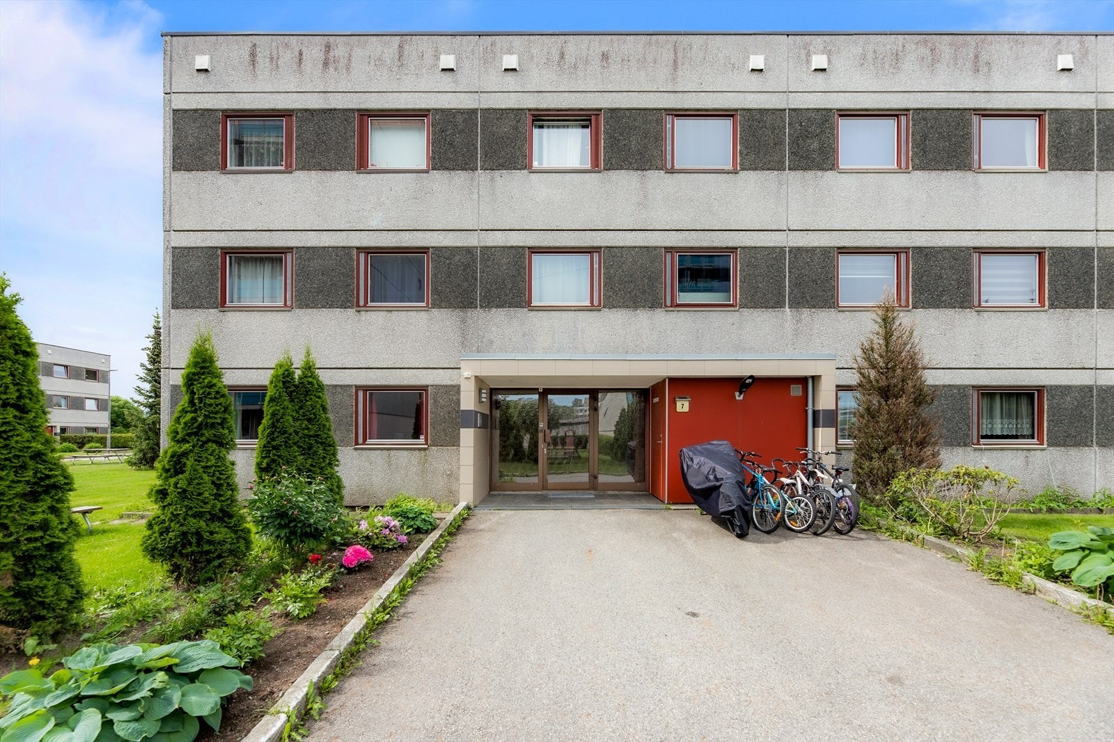Frodige og velstelte grøntområder på begge sider Galleribilde