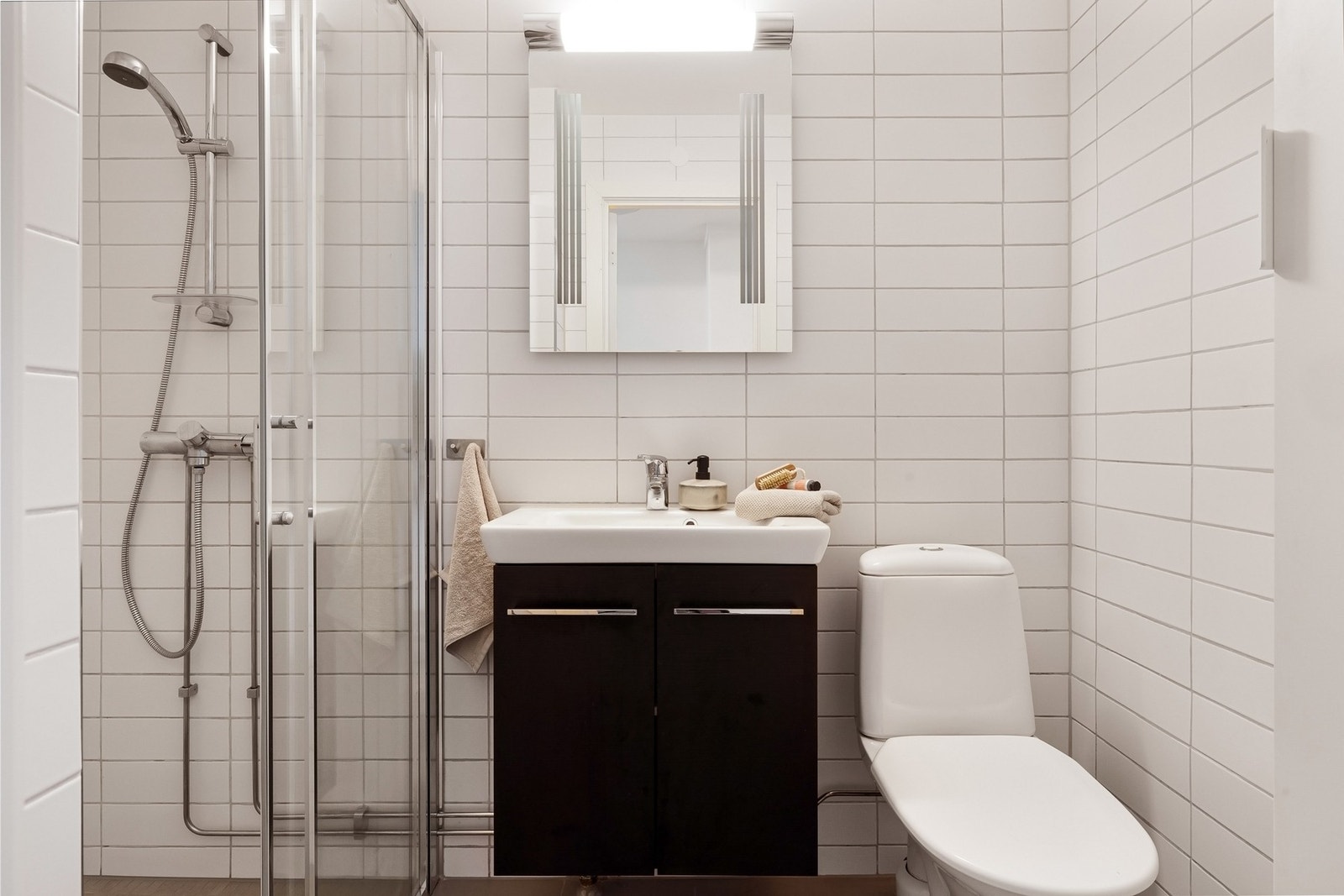 Eier opplyser at badet er delvis pusset opp i ca. 2017 av tidligere eier. Det er nytt gulv samt lagt varmekabler i 2019. Galleribilde