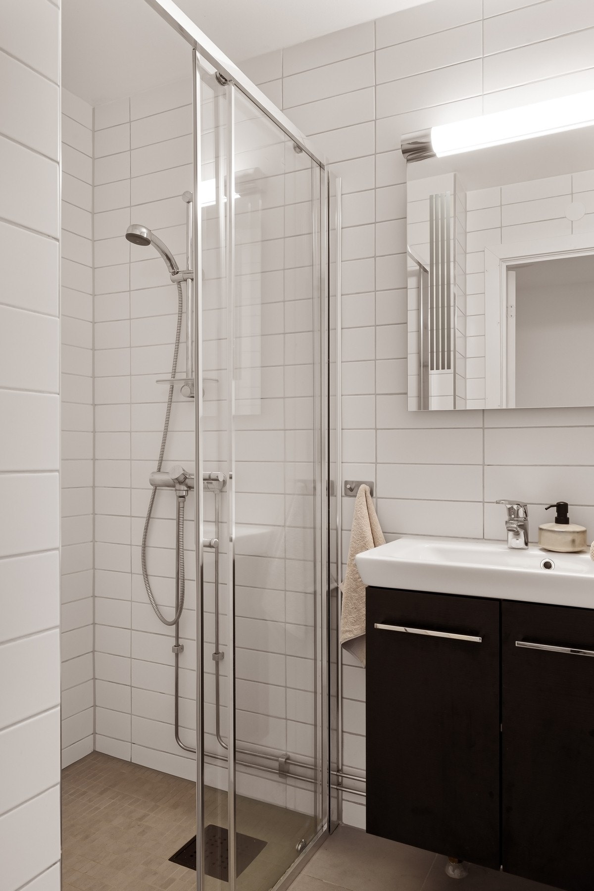 Badet er innredet med servant,
toalett og dusjnisje med skyvedørsvegg. Galleribilde