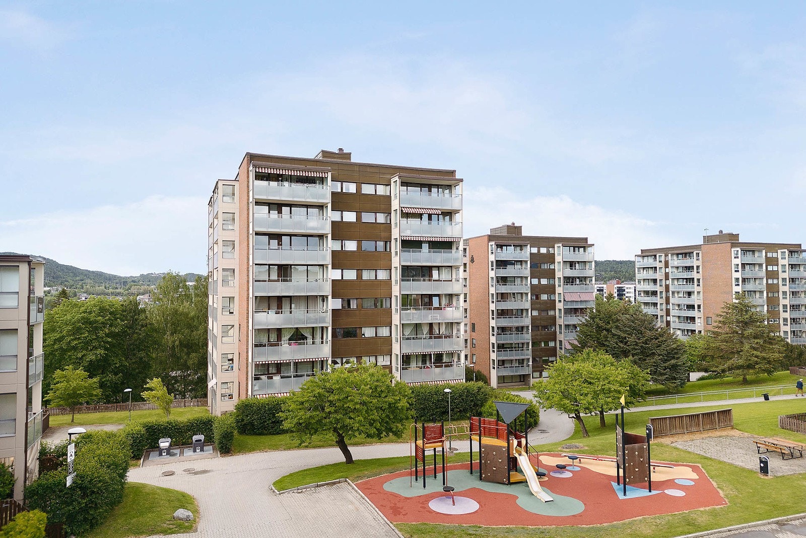 Tomten er pent opparbeidet med store grøntområder, plen og prydbusker. Galleribilde