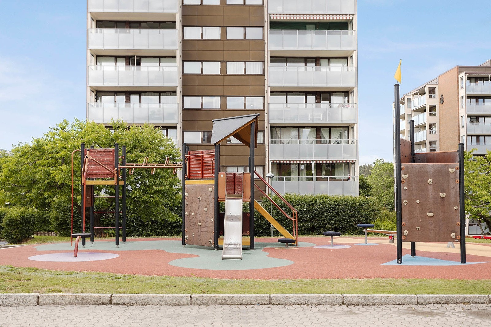 Sittegrupper, sykkelstativer og lekeapparater med bilfrie internveier imellom. Galleribilde