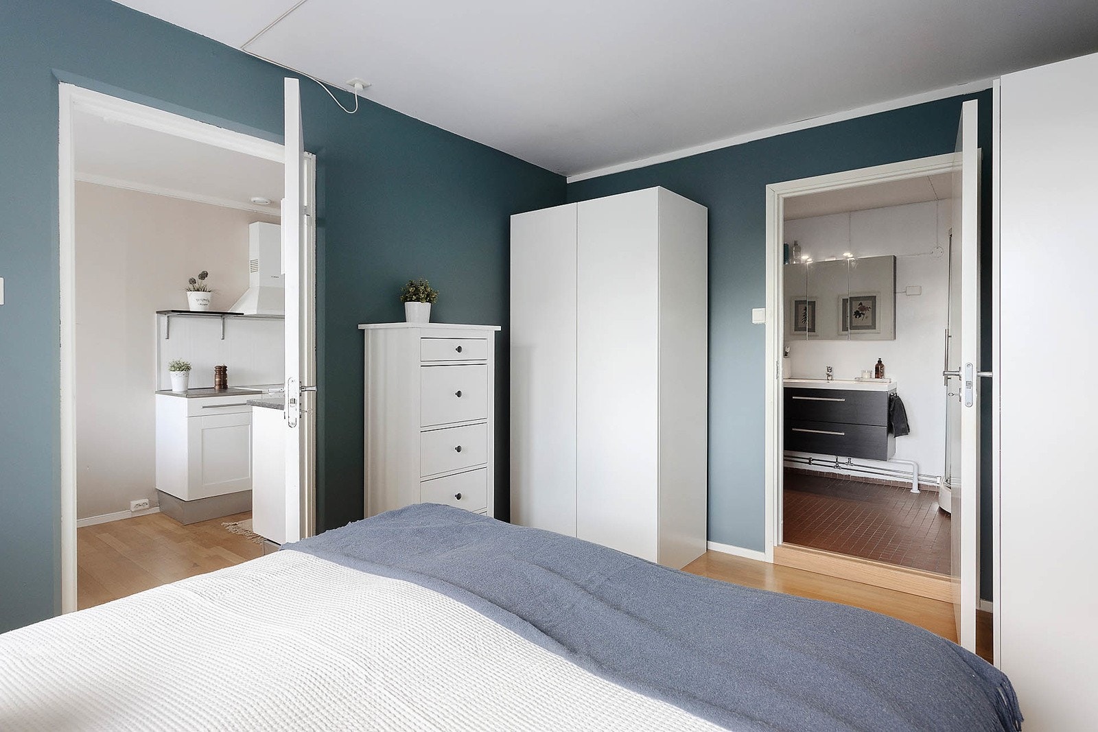 Soverommet har egen adkomst til badet. Galleribilde
