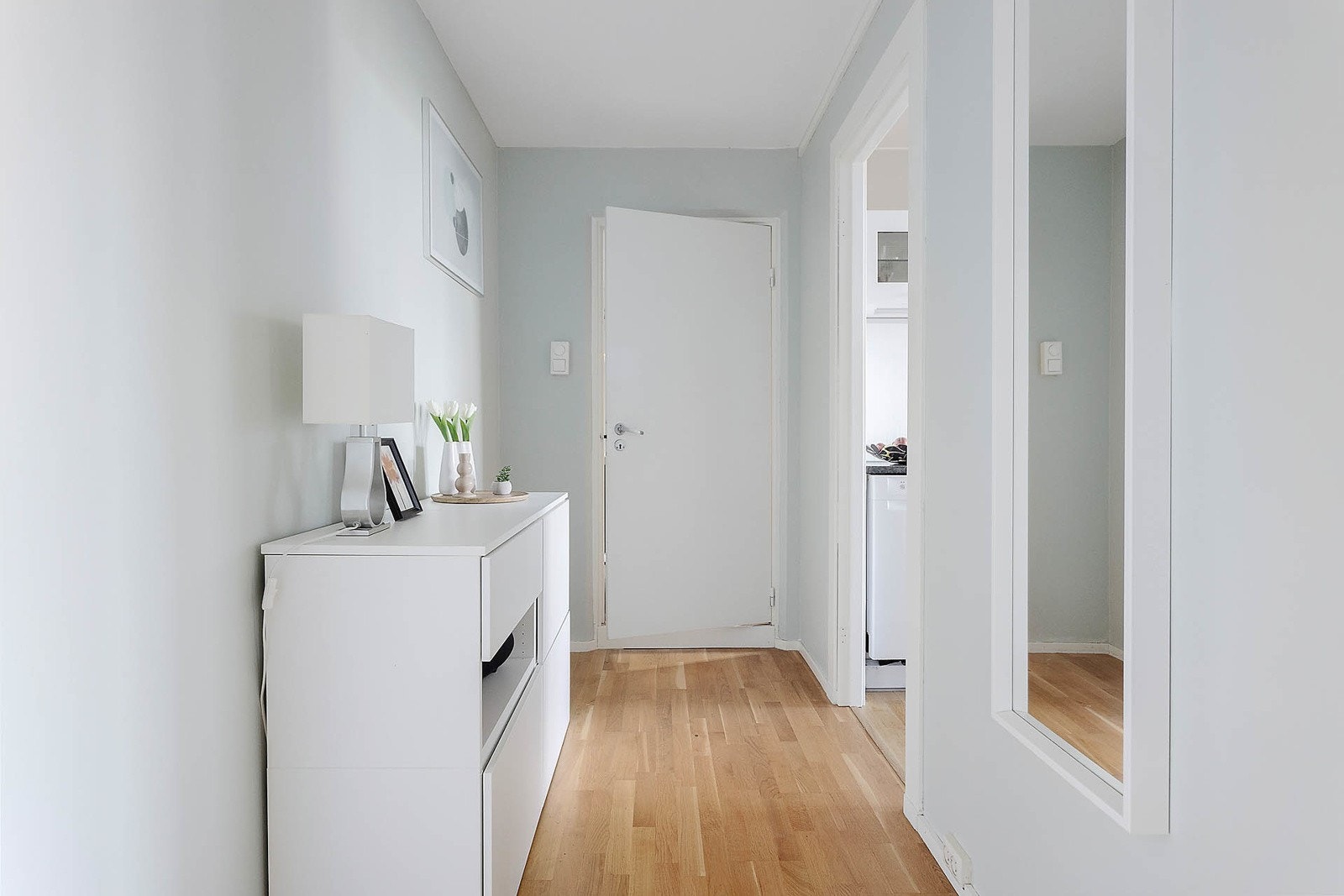 Lys entré som har god plass til å henge fra seg yttertøy og legge fra seg sko. Galleribilde