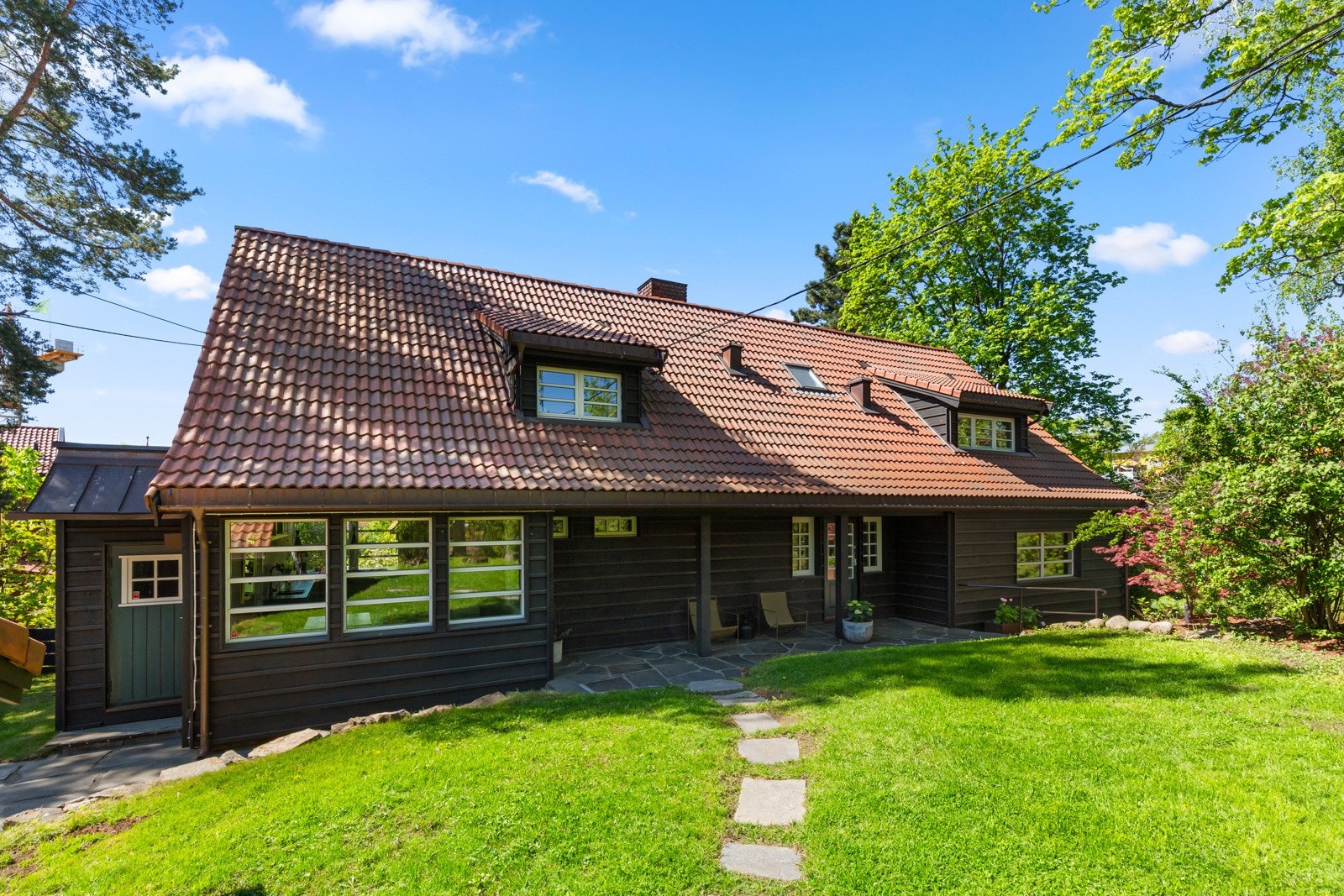 En ærverdig villa på Madserud med unike uteområder. Galleribilde