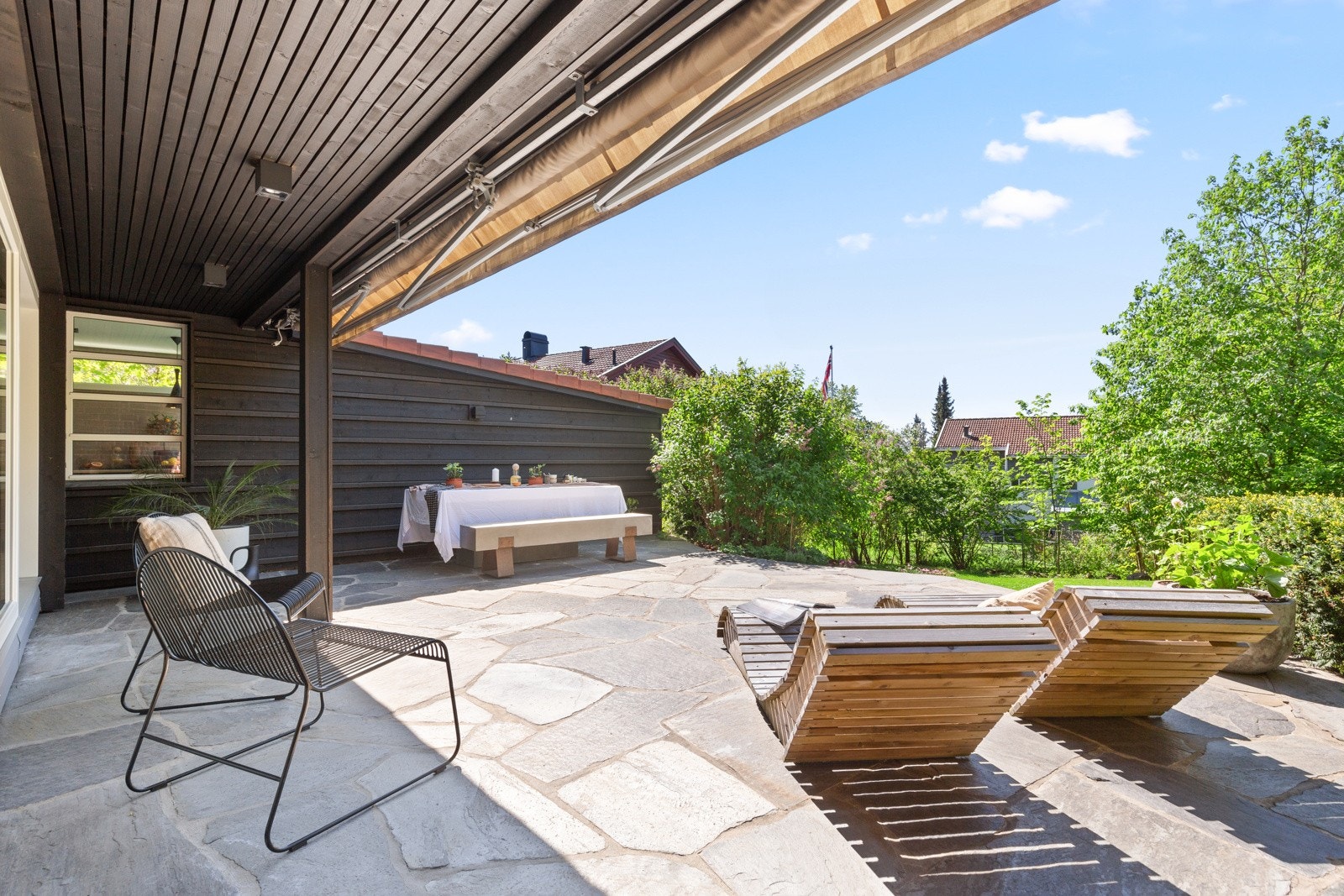 Boligen har stort og pent opparbeidet uteområde med flere terrasser. Galleribilde