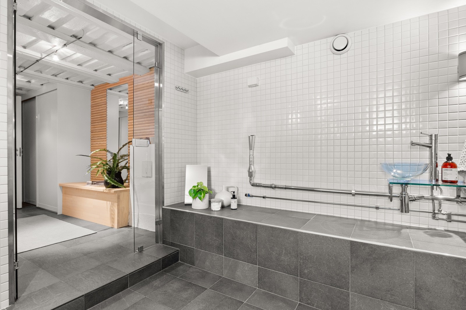 Badet har flislagte vegger og gulv med varmekabler. Galleribilde