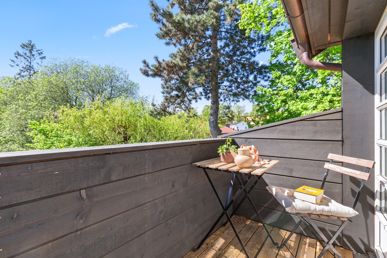 Hovedsoverommet har tilkomst til en liten takterrasse. Galleribilde