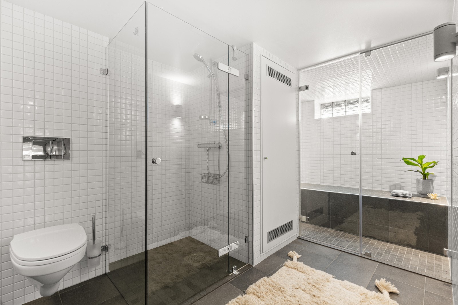 Romslig "spa-avdeling" med dusjhjørne og steambadstue. Galleribilde