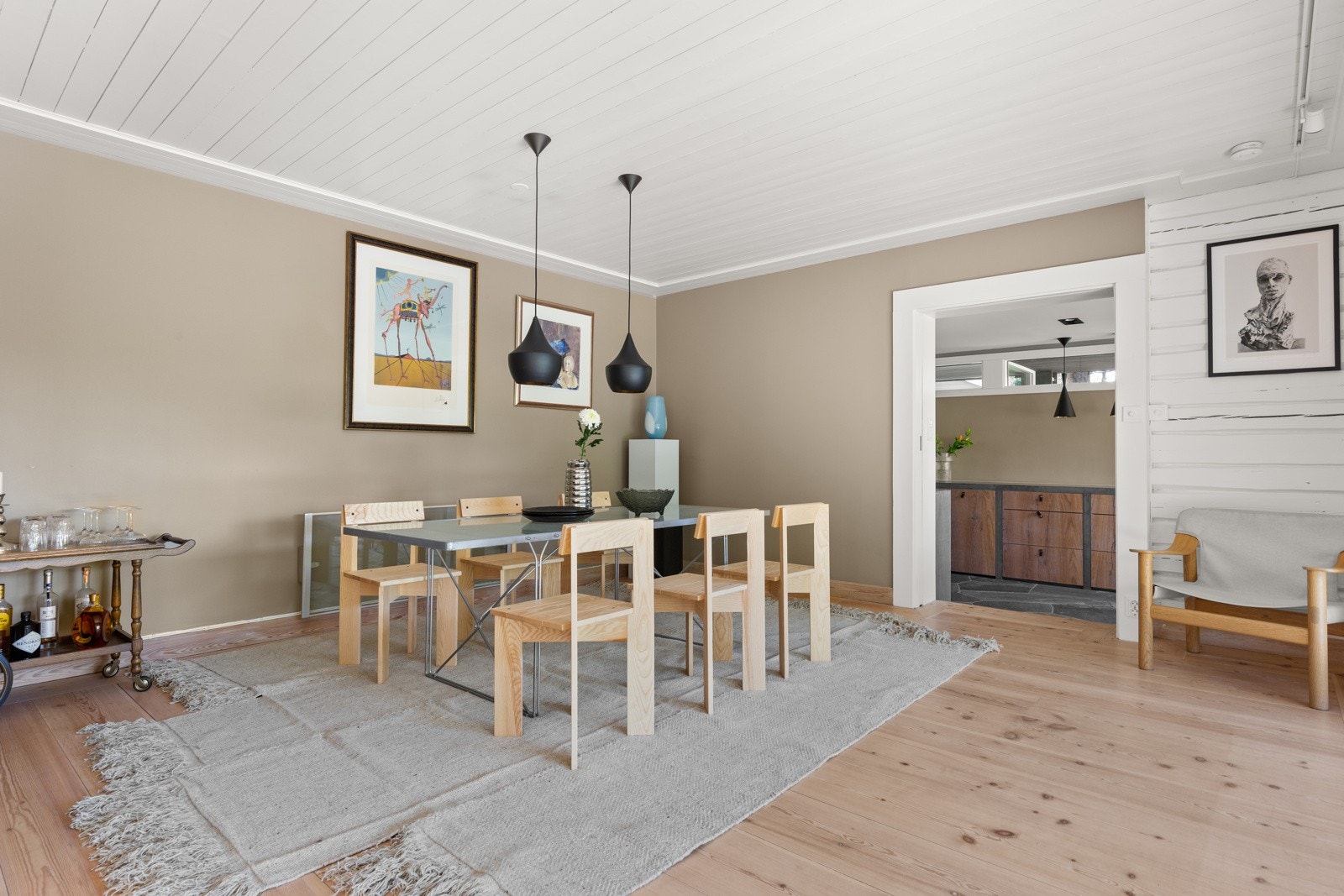 God plass til stort spisebord med plass til familie og venner. Galleribilde
