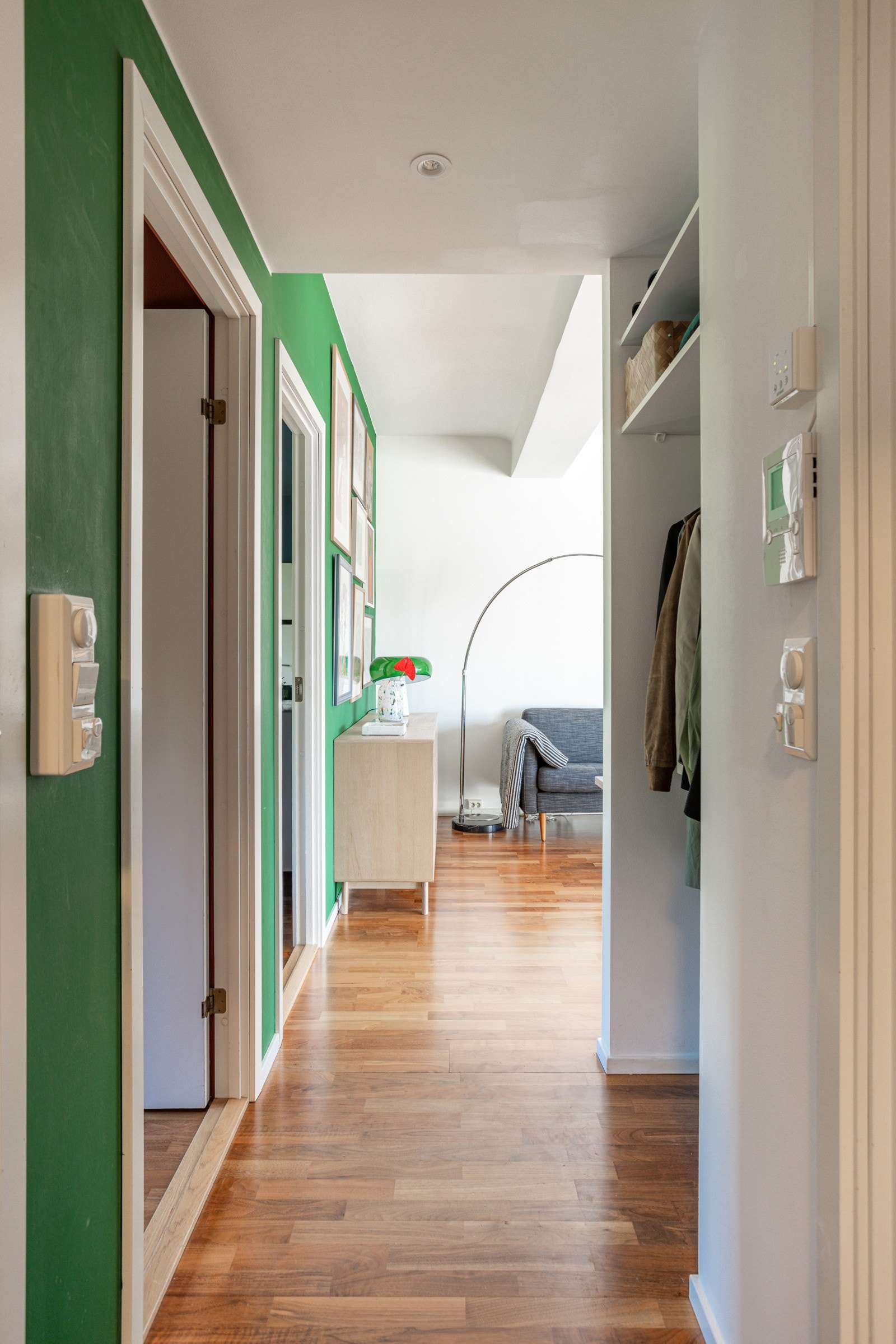 Du ønskes velkommen inn i en lys og praktisk entré. Galleribilde