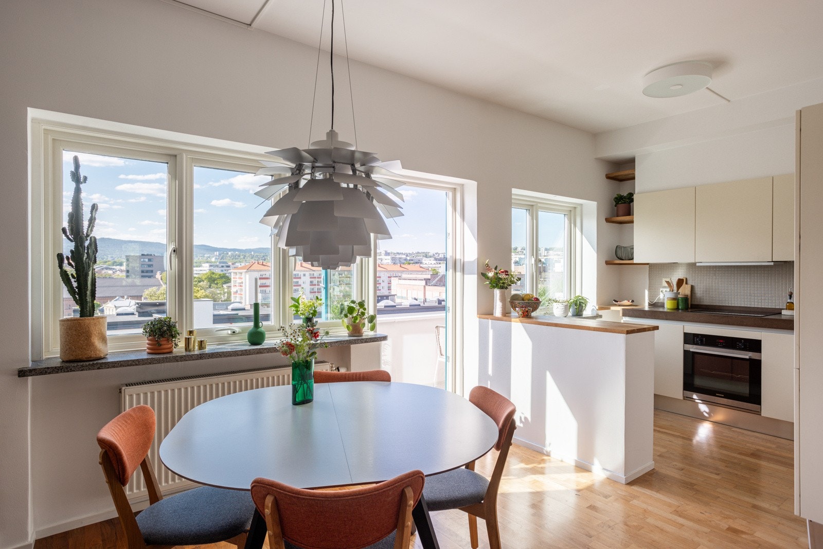 Leiligheten ligger i byggets 4. etasje og har generøs takhøyde og gjennomgående planløsning med et stort oppholdsrom og 2 soverom Galleribilde