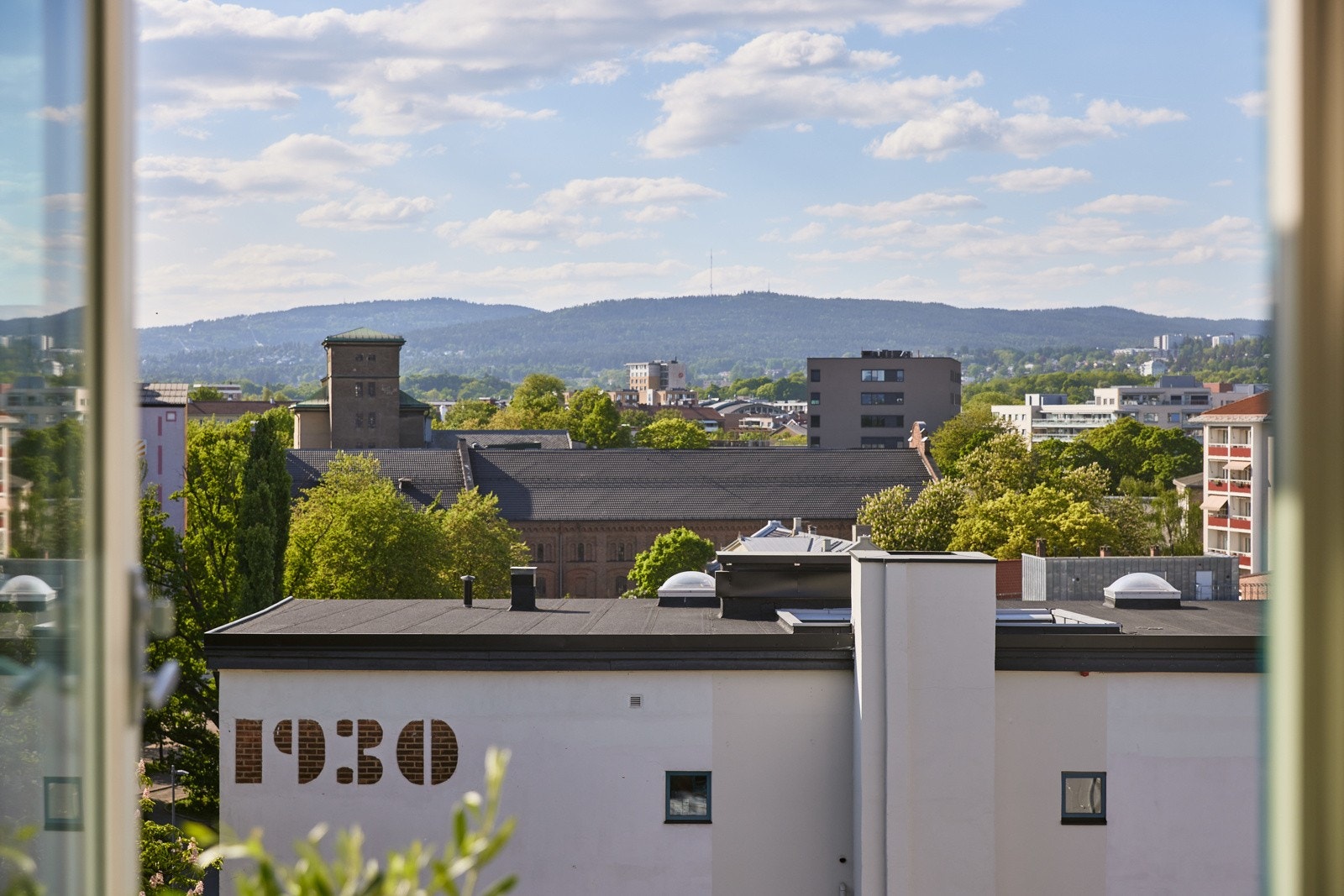 Her sitter du høyt, fritt og solrikt med nydelig utsikt over den flotte bakgården, byens tak og du kan se helt fra Holmenkollen til Grefsen. Galleribilde