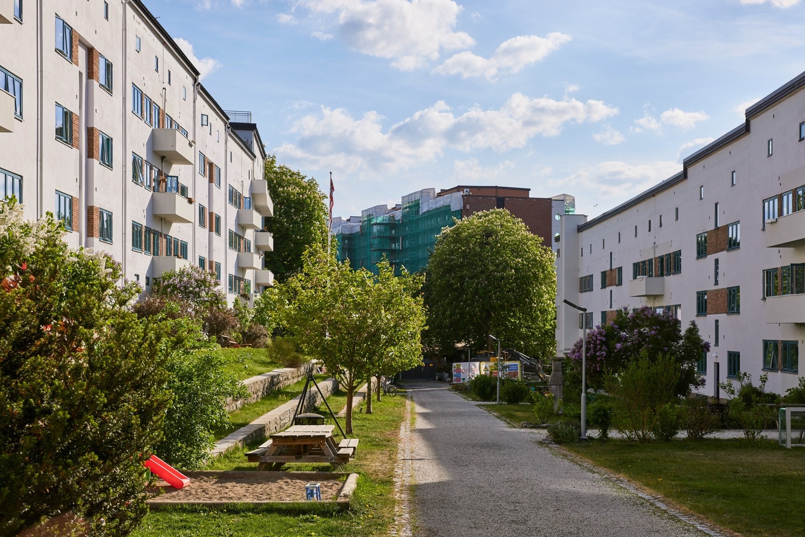 Her bor du trygt og sentralt helt øverst på Torshov med kort vei til kaféer, restauranter, kjøpesenter, grønne parker, samt godt kollektivtilbud. I tillegg til rikt utvalg av matbutikker, vinmonopol, apotek mm. Galleribilde