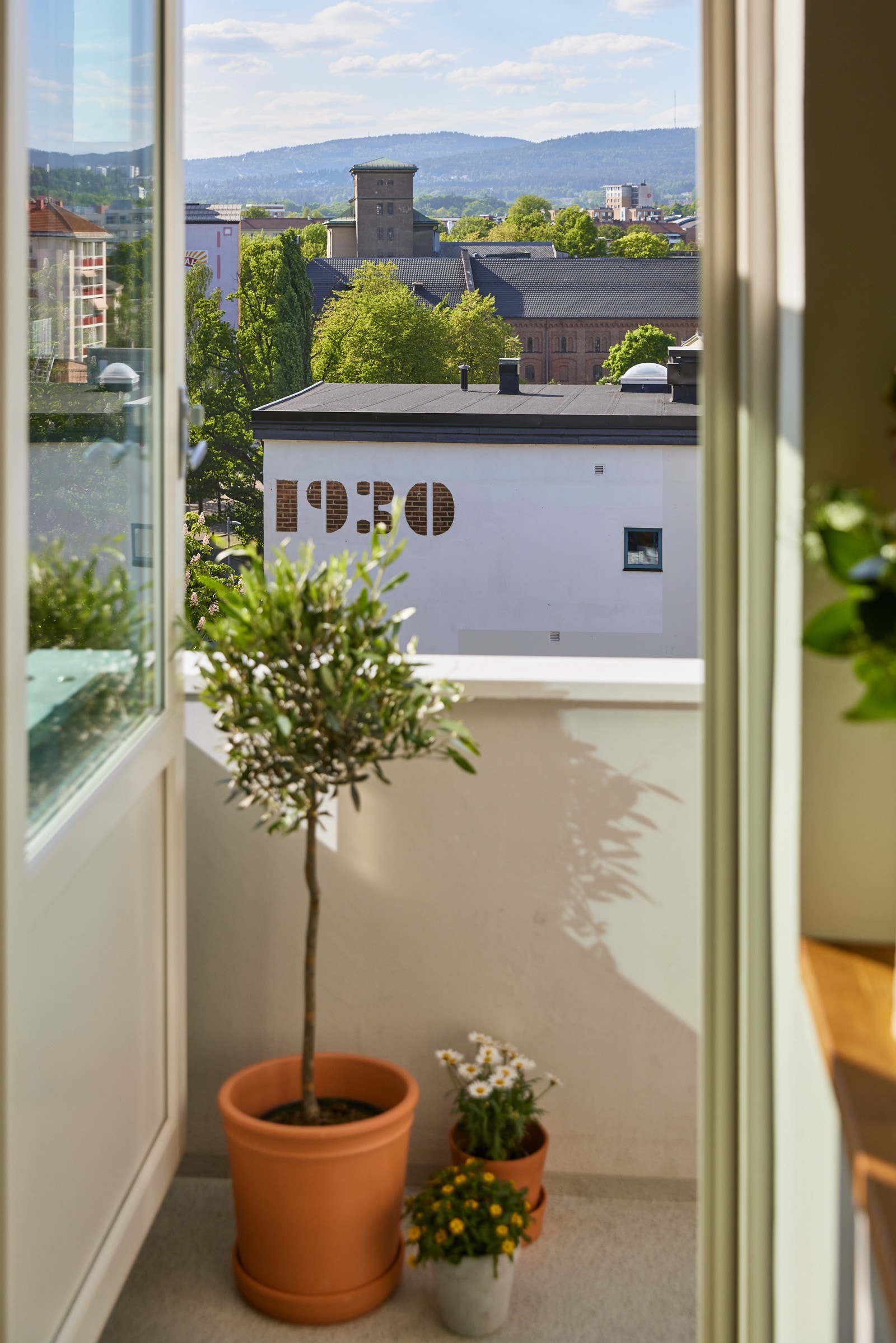 Fra stuen har du utgang til en flott og solrik vestvendt balkong på ca. 4m² med fantastisk utsikt. Galleribilde