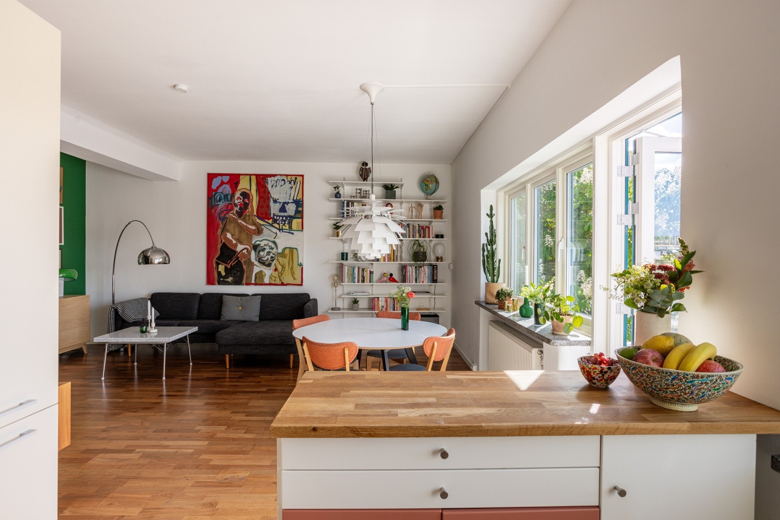 Hyggelig og sosialt å kunne lage mat til gjester med åpent kjøkken mot stuen. Galleribilde