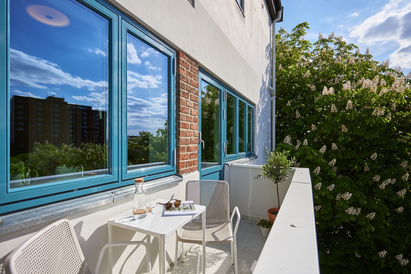 De store kastanjetrærne på siden av bygget sørger for at leiligheten og soverommene holder seg kjølige på de varmeste sommerdagene. Galleribilde